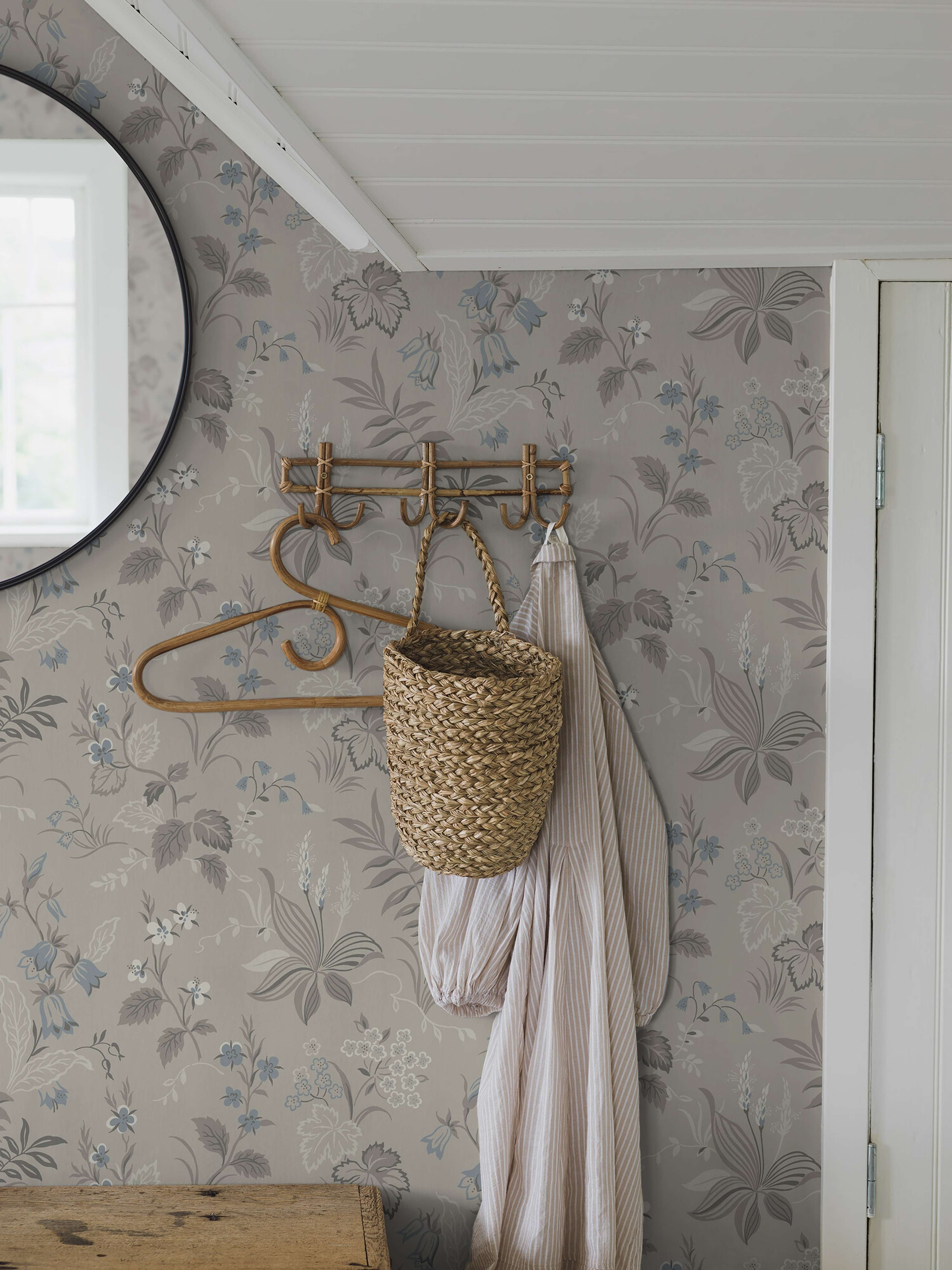 Folklore tapet med blommigt mönster i grå. Från kollektionen timeless traditions. Nonwoven-material med förskjuten passning.