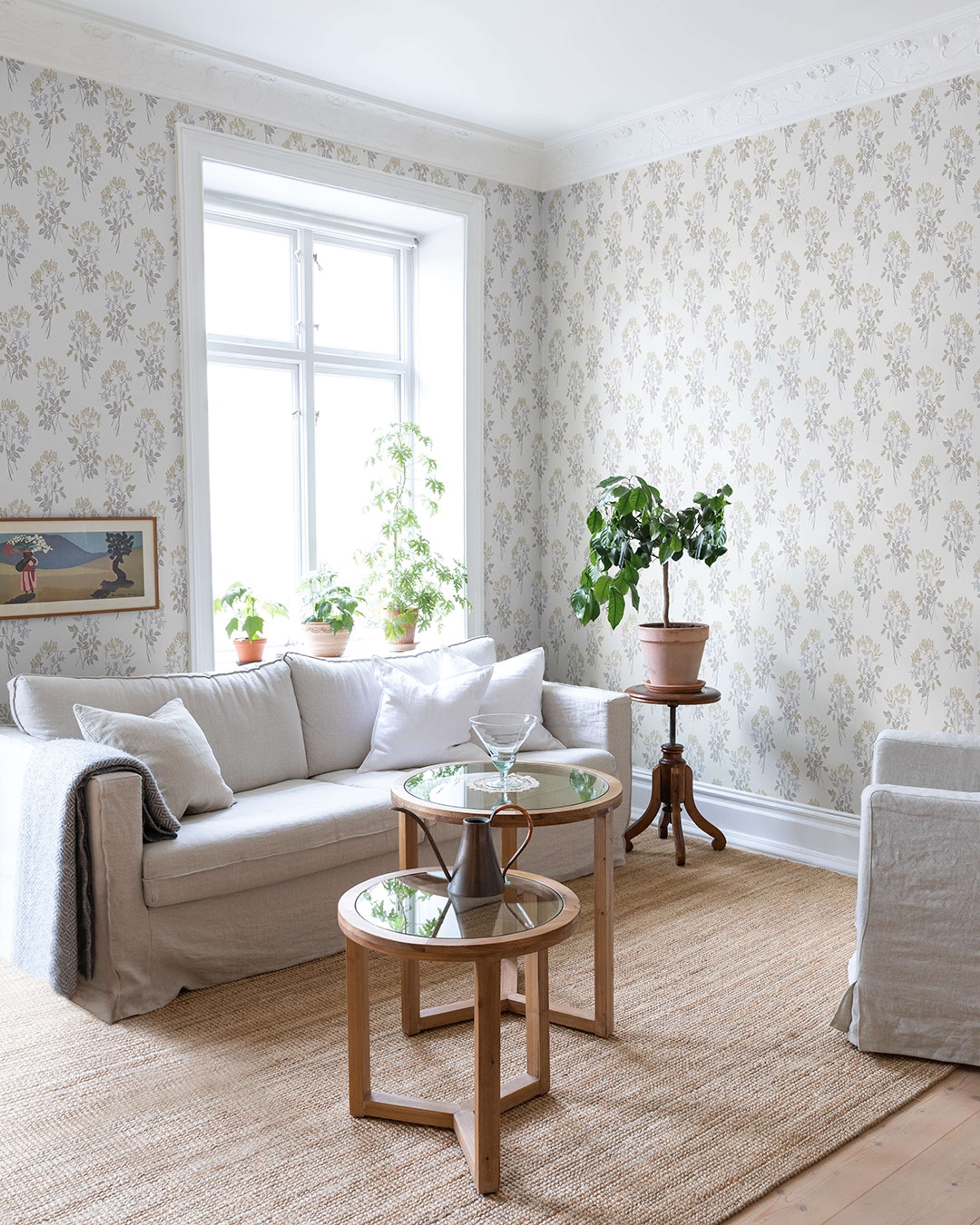 Kaprifol, cream tapet tapet med blommigt mönster i cream. Från kollektionen Långenäs. Nonwoven-material med rak passning.