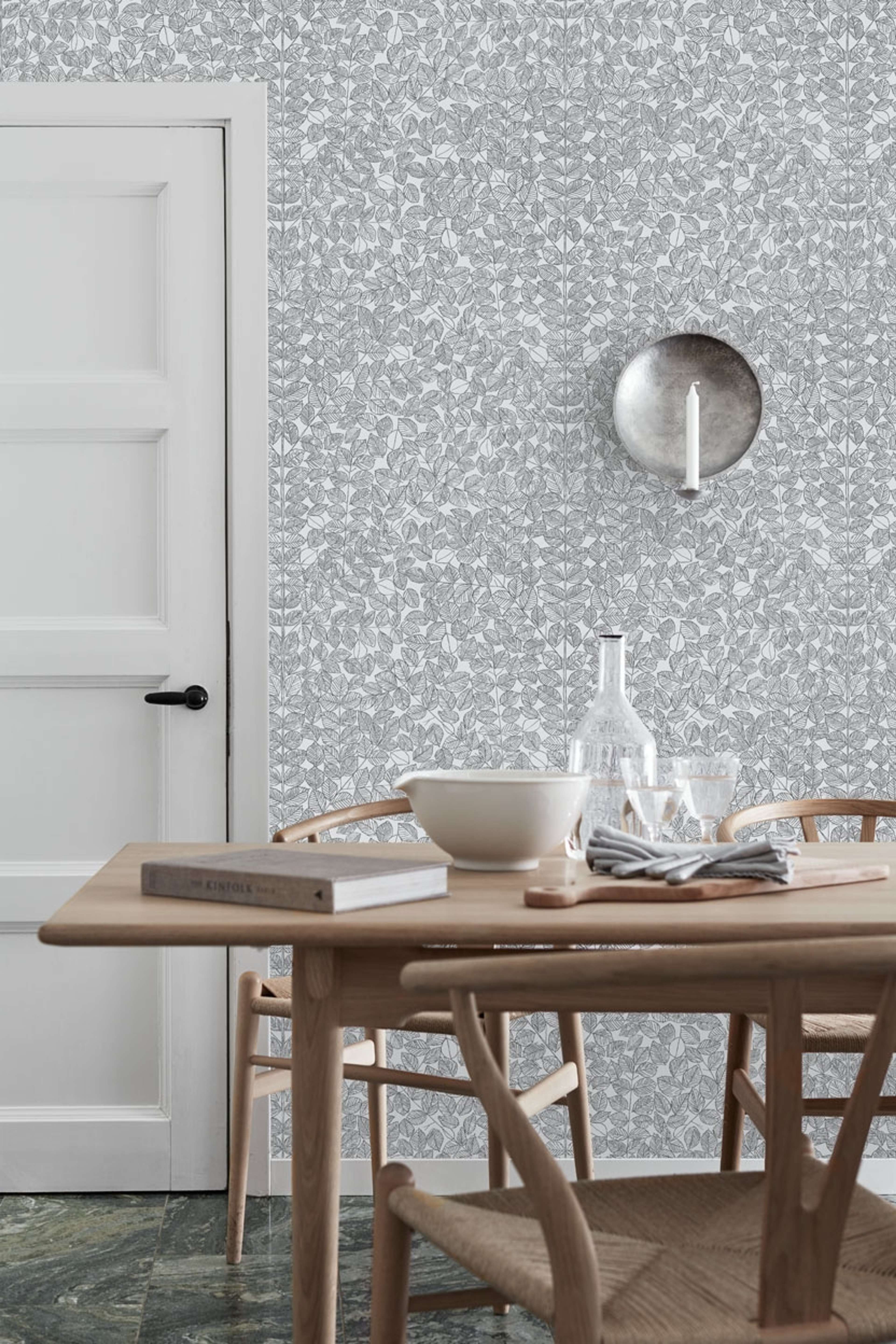 Romans tapet från Boråstapeter med botaniskt, retro mönster i vit och grå. Från kollektionen Scandinavian Designers II. Nonwoven-material med förskjuten passning. Vintage-stil.