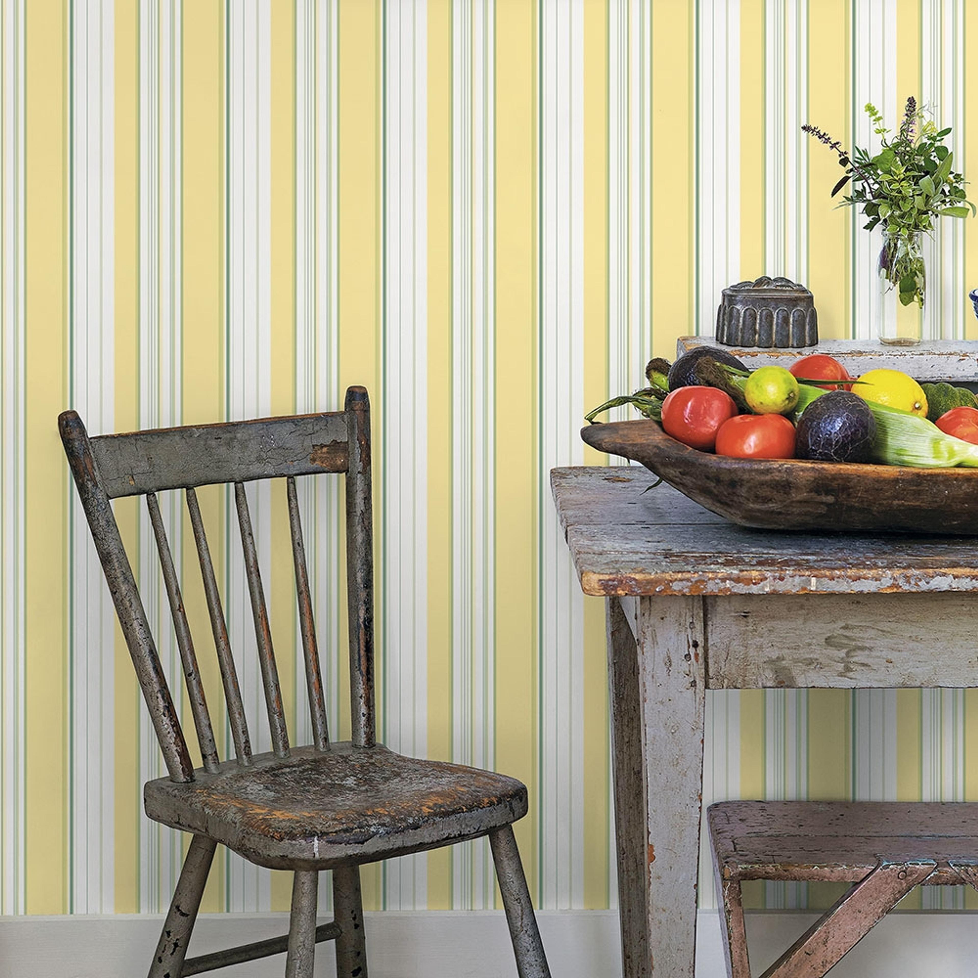 Multi Stripe tapet med randigt mönster i gul och grön. Från kollektionen Just Kitchens. Nonwoven-material.