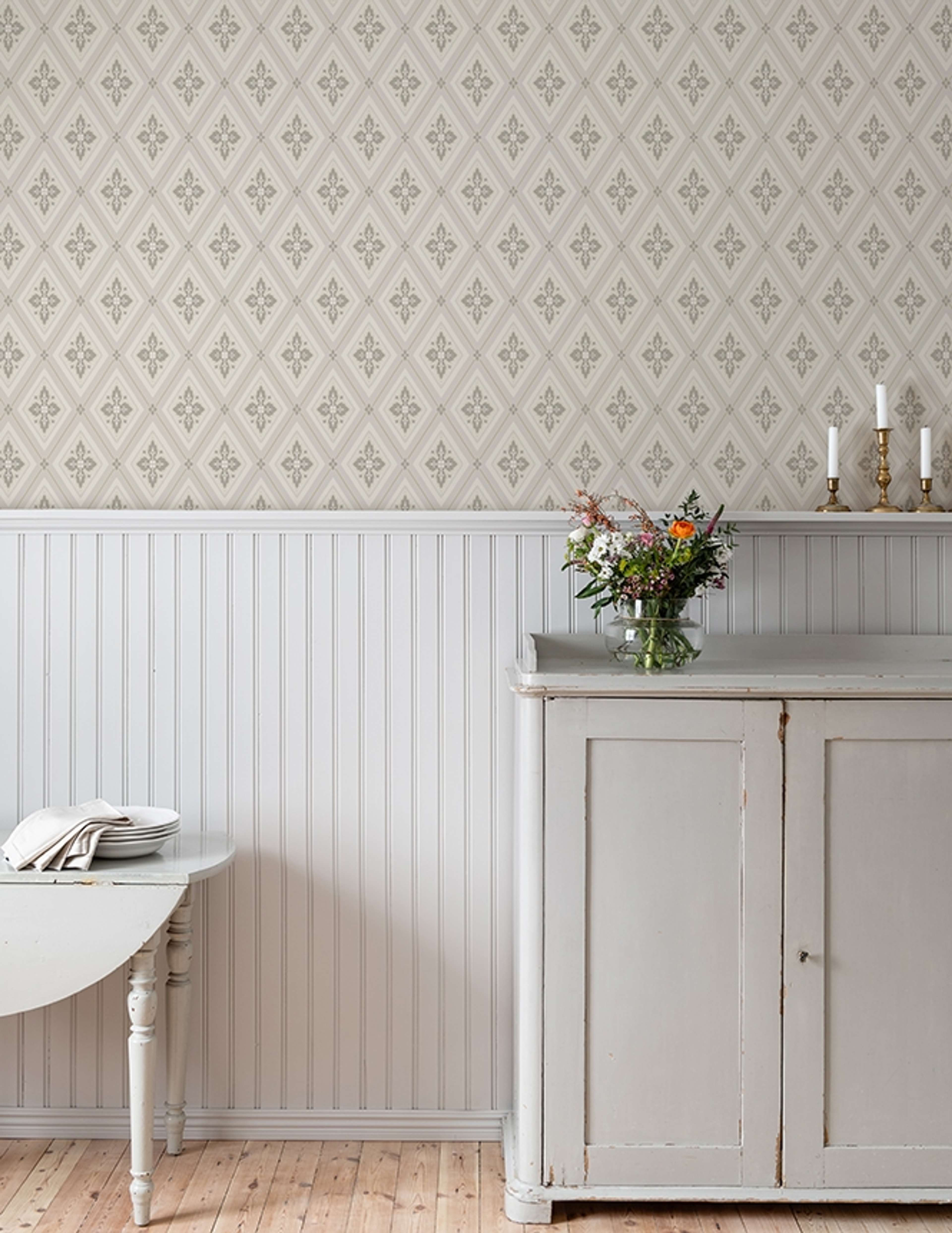 Astrid, Beige tapet från duro med geometriskt mönster i beige. Från kollektionen Gammalsvenska QuickUp. Nonwoven-material med rak passning. Vintage, lyx, city-stil.