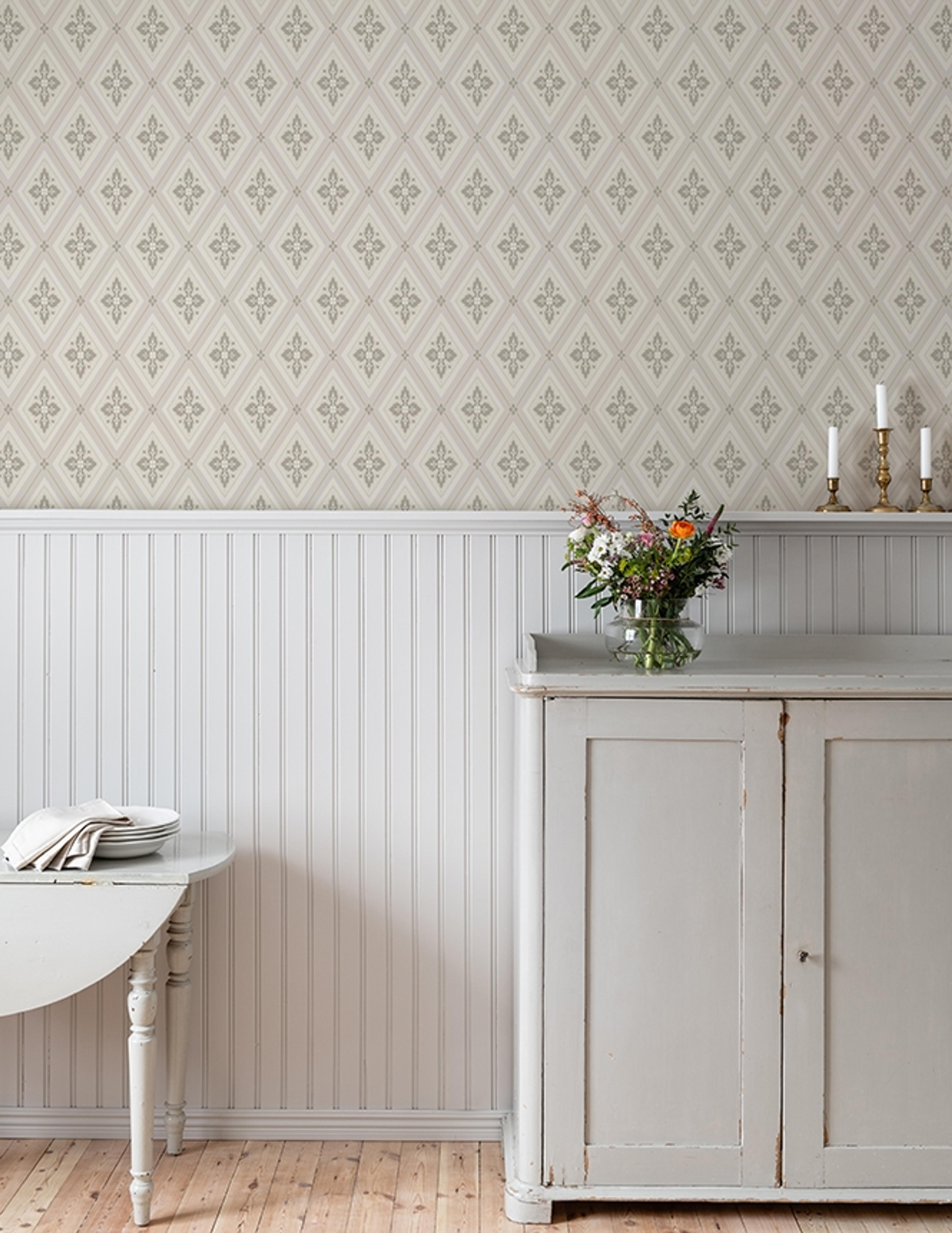 Astrid, Beige tapet från duro med geometriskt mönster i beige. Från kollektionen Gammalsvenska QuickUp. Nonwoven-material med rak passning. Vintage, lyx, city-stil.