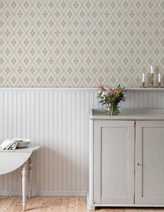Astrid, Beige tapet från duro med geometriskt mönster i beige. Från kollektionen Gammalsvenska QuickUp. Nonwoven-material med rak passning. Vintage, lyx, city-stil.