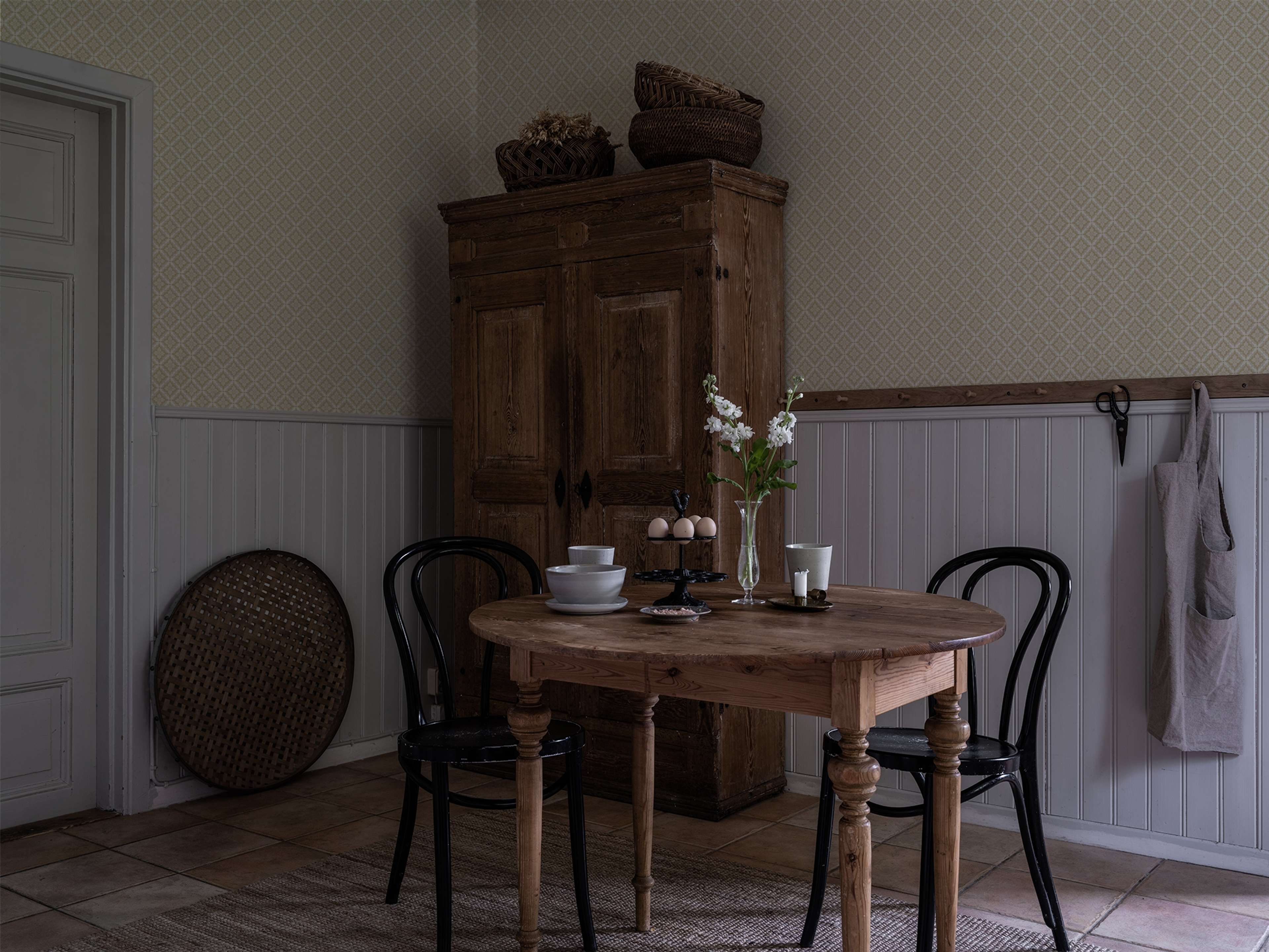 Ingrid Gul tapet med geometriskt mönster i gul. Från kollektionen Gammalsvenska klassiker 1850–1950. Nonwoven-material med rak passning. Passar i vardagsrum och matsal.