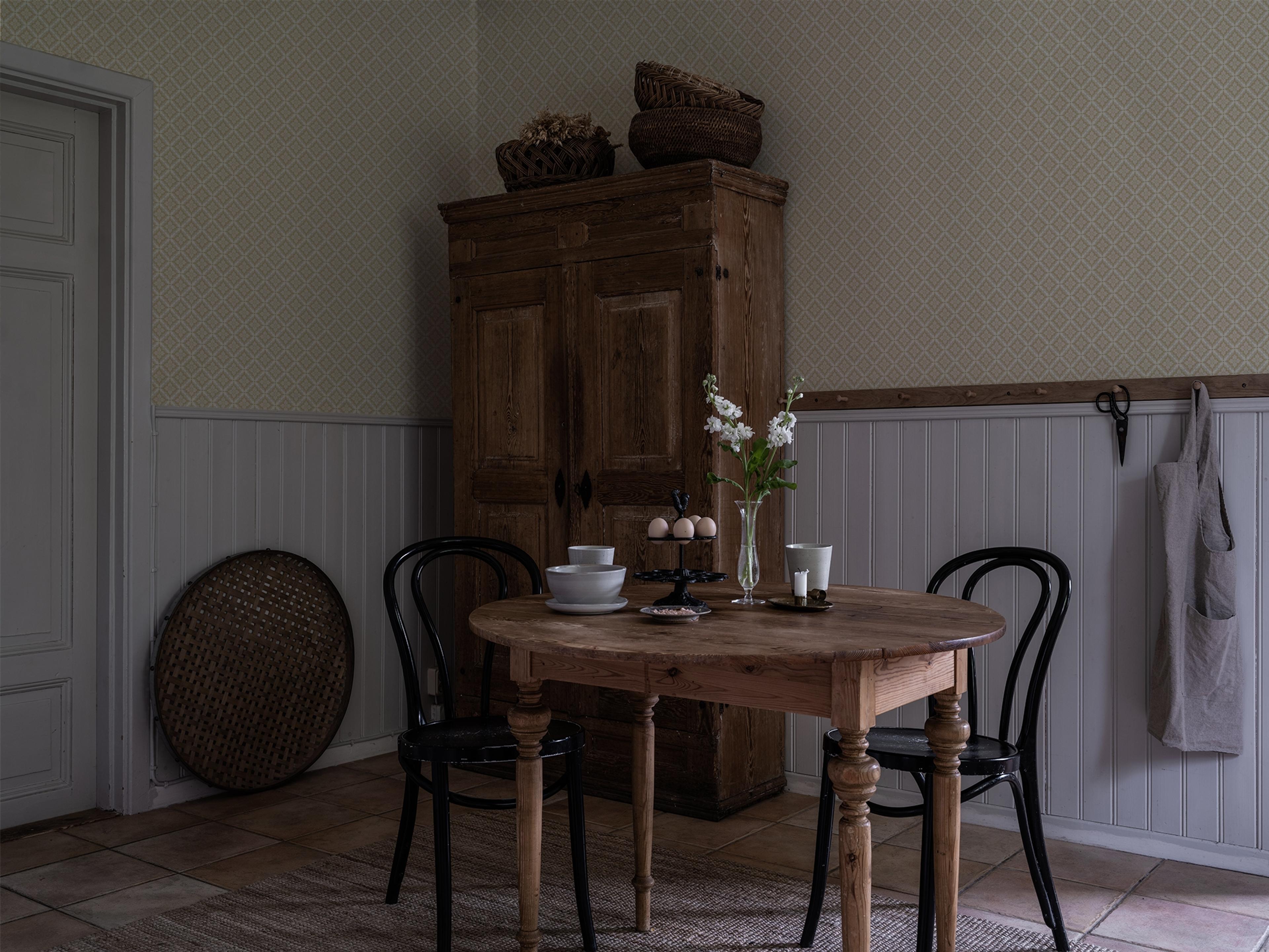 Ingrid Gul tapet med geometriskt mönster i gul. Från kollektionen Gammalsvenska klassiker 1850–1950. Nonwoven-material med rak passning. Passar i vardagsrum och matsal.
