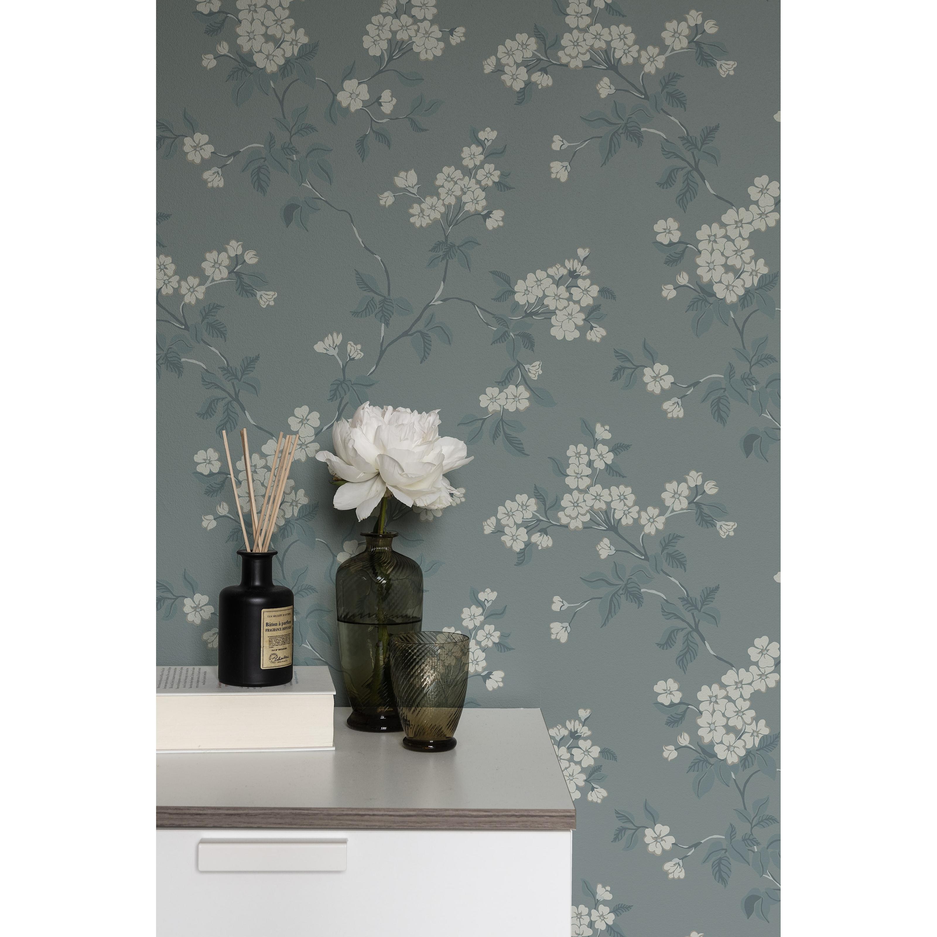 Karin, blå tapet med blommigt mönster i blå. Från kollektionen Blommor & Blad. Nonwoven-material med förskjuten passning.