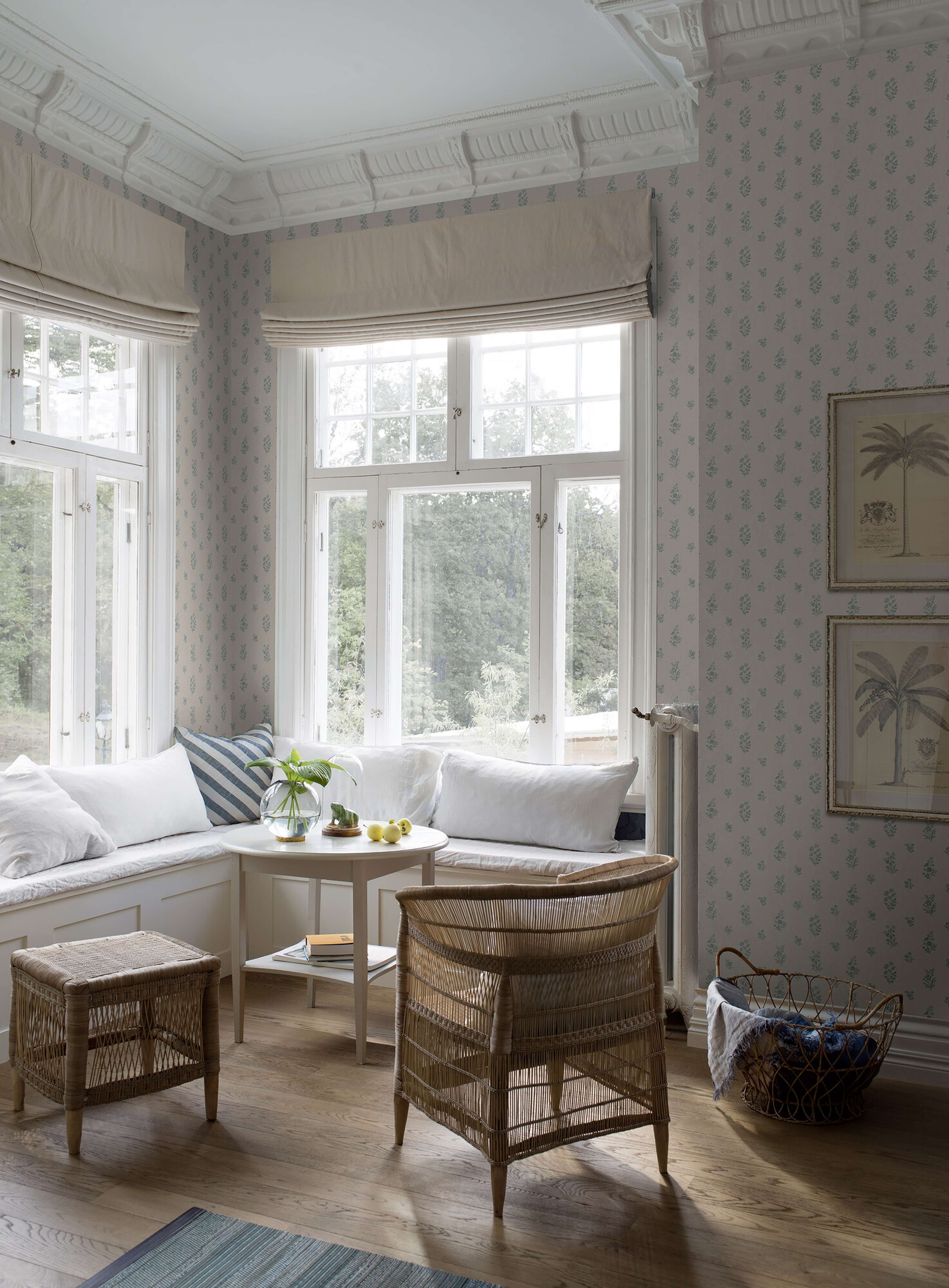 Petit Fleurs tapet tapet med blommigt mönster i beige. Från kollektionen Dreamy Escape. Nonwoven-material med rak passning. Passar i vardagsrum och matsal.