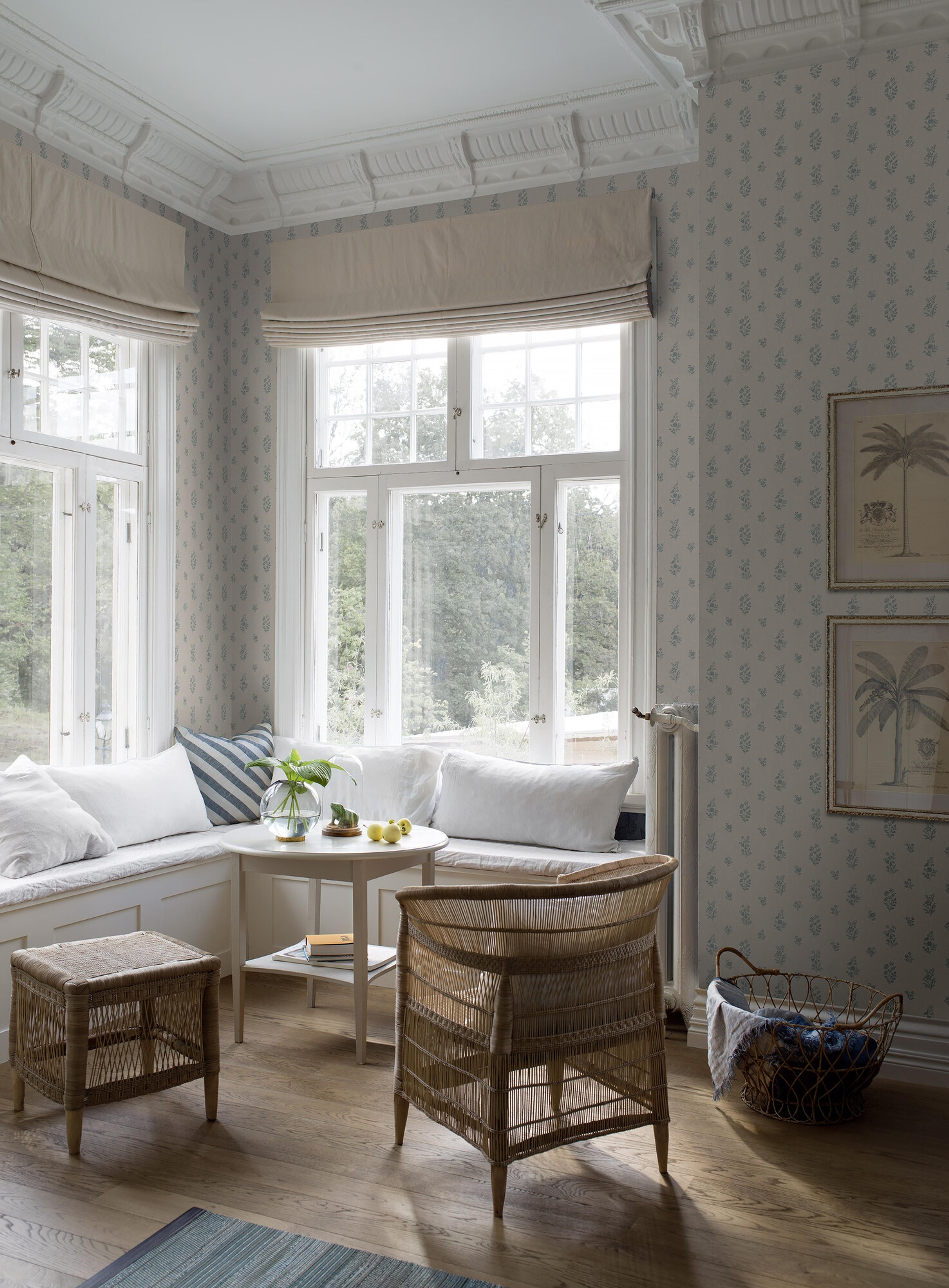 Petit Fleurs tapet tapet med blommigt mönster i beige. Från kollektionen Dreamy Escape. Nonwoven-material med rak passning. Passar i vardagsrum och matsal.
