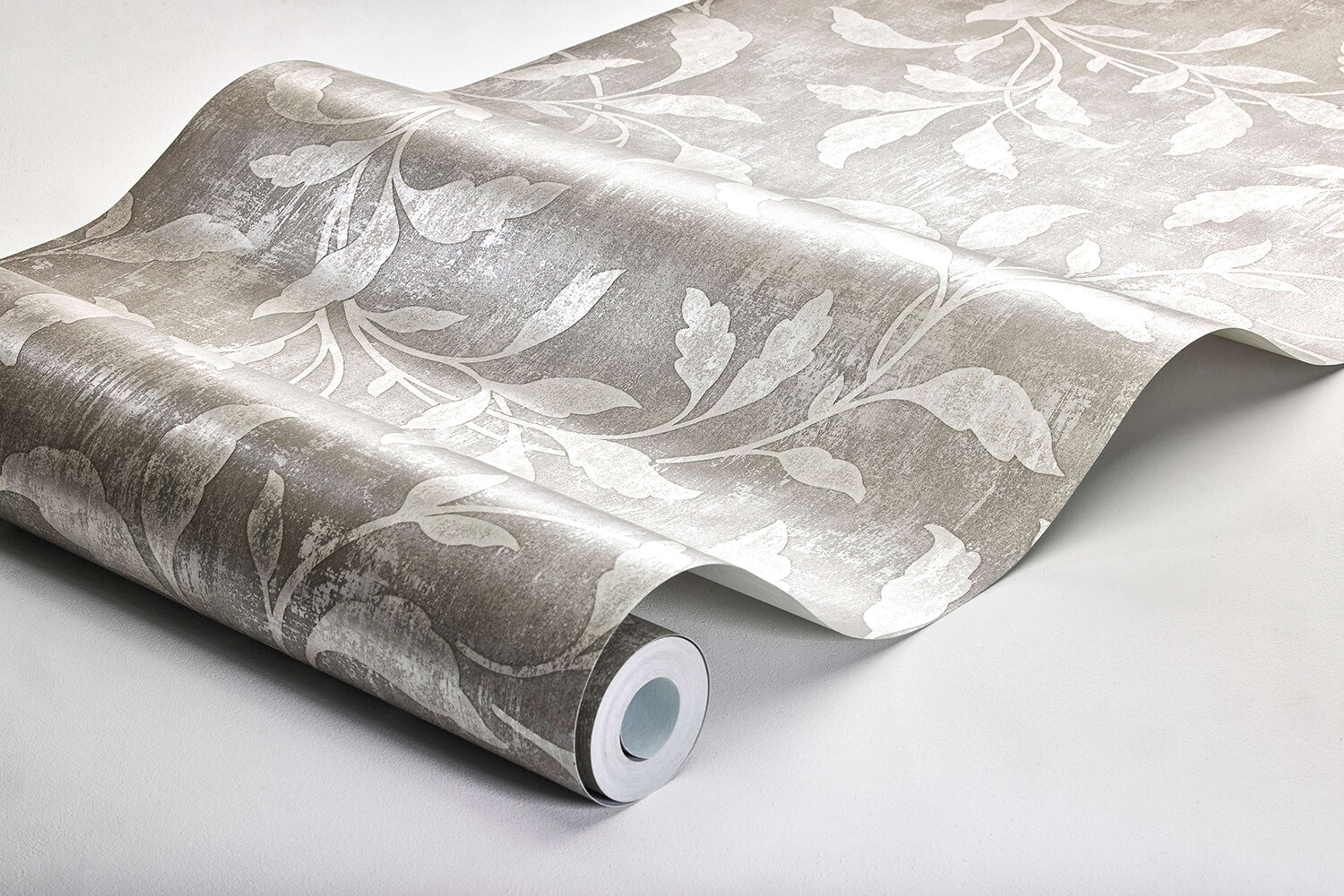 Rosewood Night tapet tapet med botaniskt mönster i grå. Från kollektionen Dreamy Escape. Nonwoven-material med rak passning. Passar i vardagsrum och matsal.