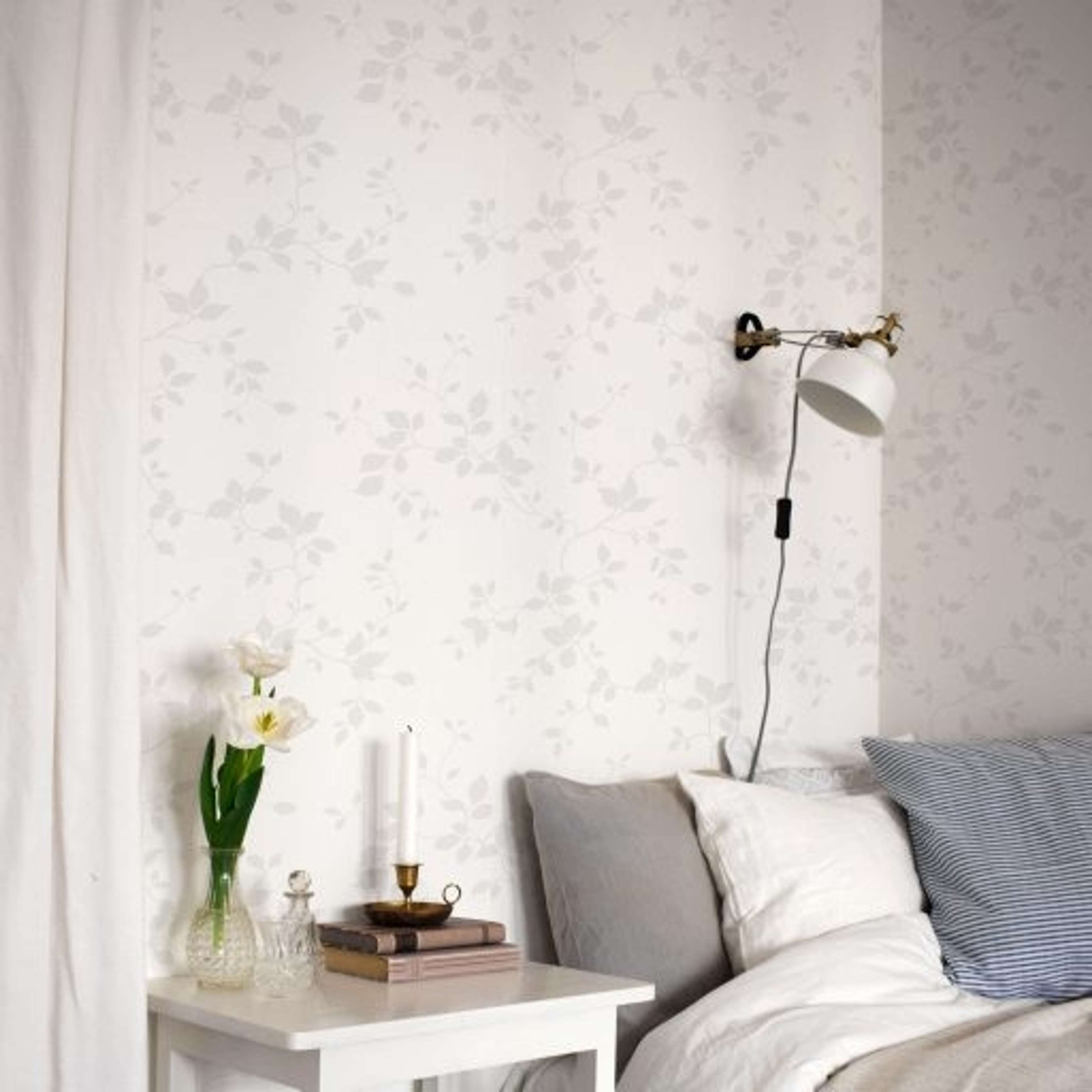 Björk, Silver tapet från duro med botaniskt mönster i vit och silver. Från kollektionen Natur. Nonwoven-material med förskjuten passning. Country, city-stil.