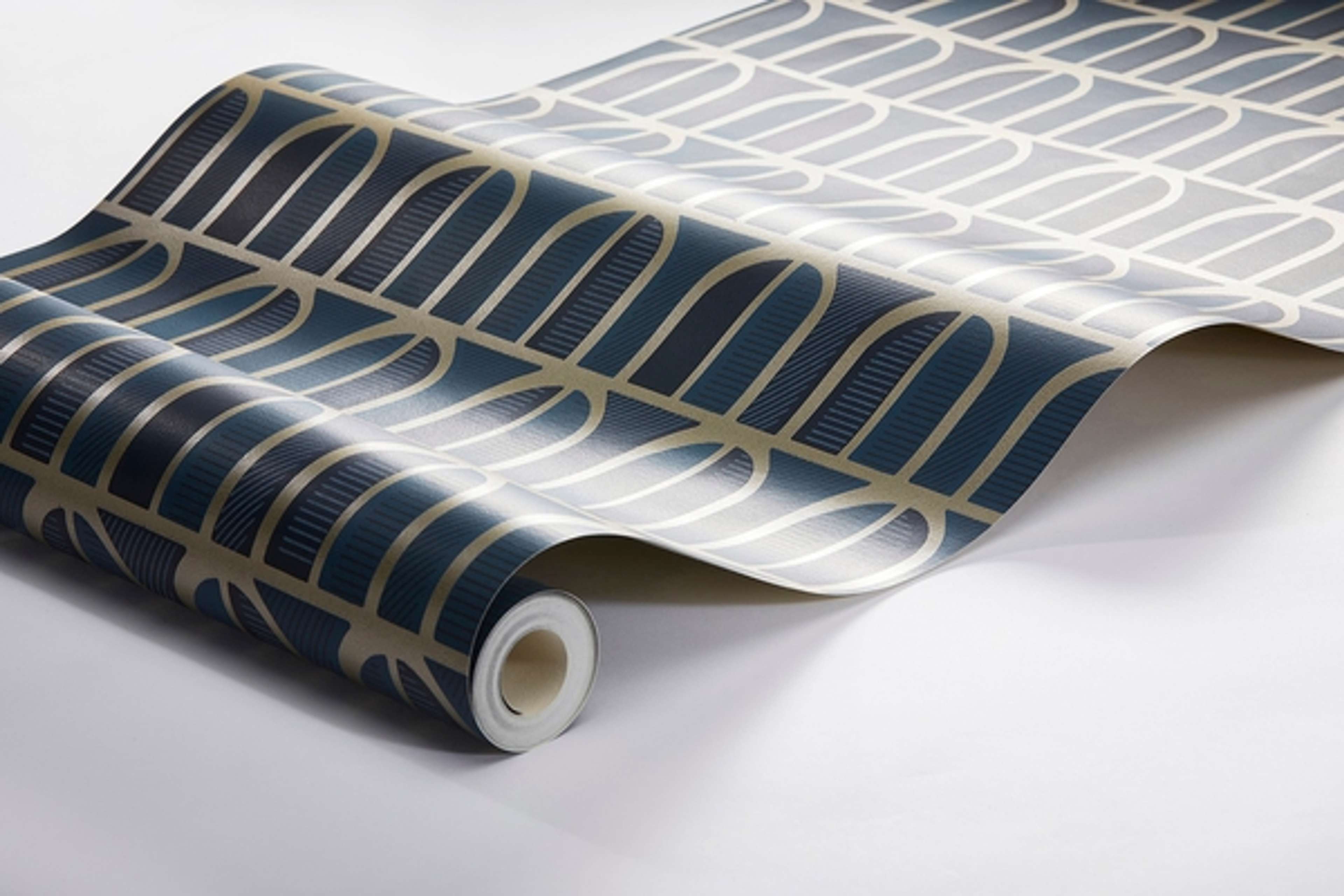 Venice tapet från Boråstapeter med grafiskt mönster i blå. Från kollektionen The Apartment. Nonwoven-material med rak passning. Passar i kök och arbetsrum.