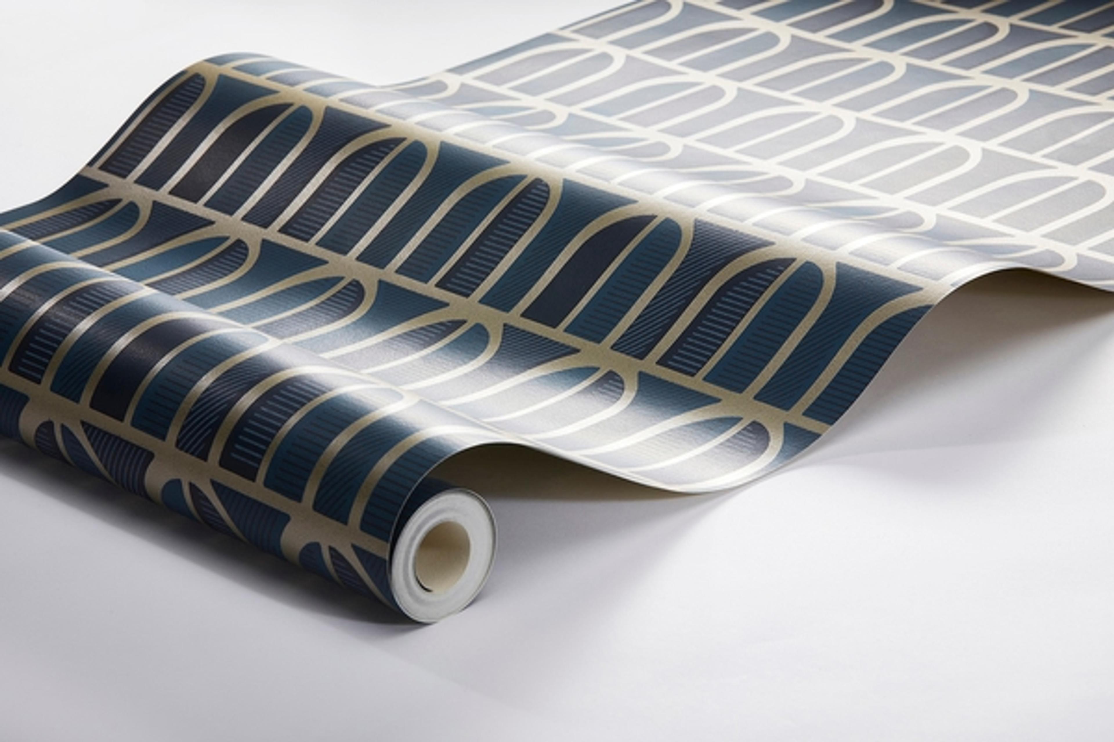 Venice tapet från Boråstapeter med grafiskt mönster i blå. Från kollektionen The Apartment. Nonwoven-material med rak passning. Passar i kök och arbetsrum.