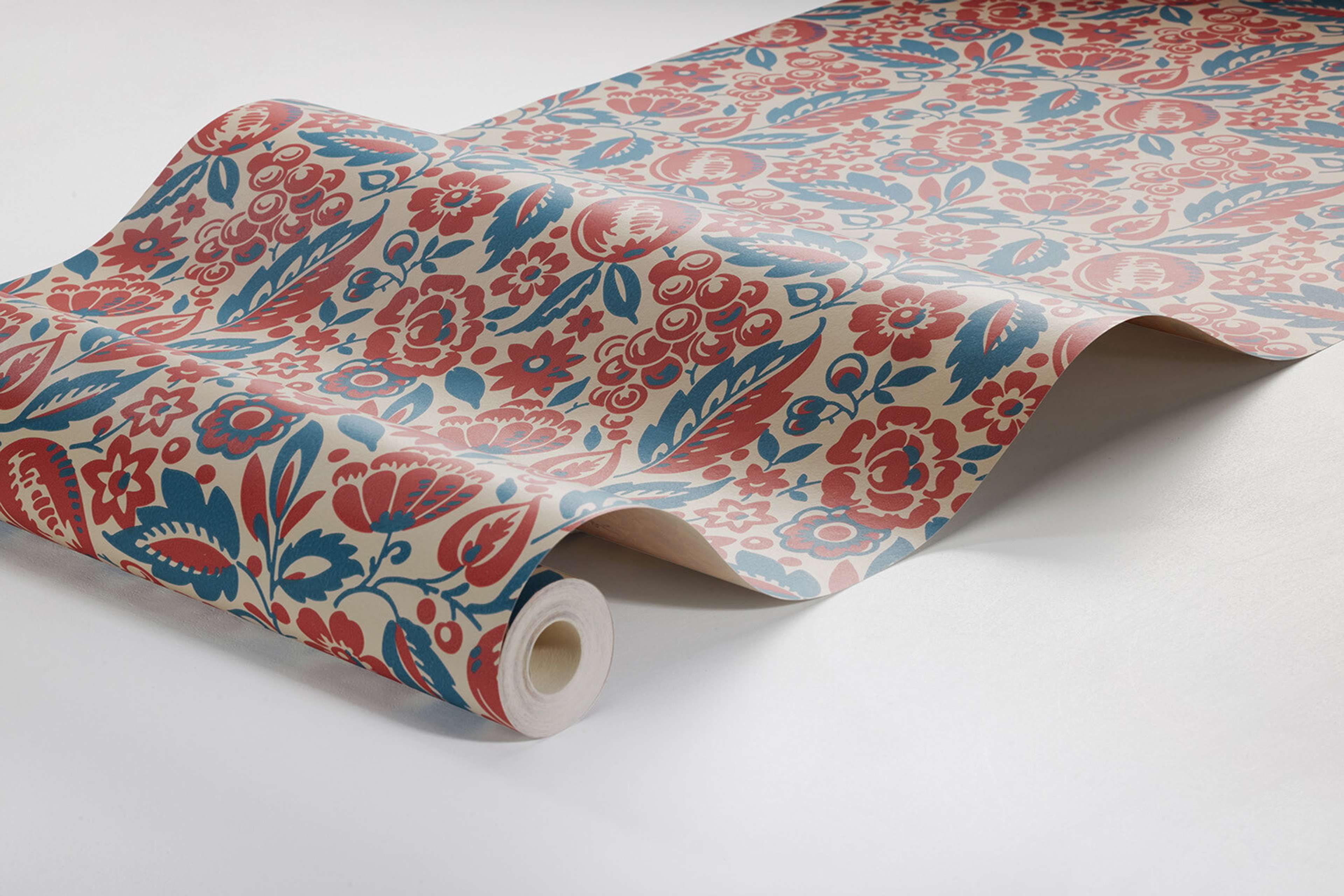 Elise tapet med botaniskt, blommigt mönster i beige. Från kollektionen New Heritage. Nonwoven-material med rak passning. Passar i matsal, kök och hall.