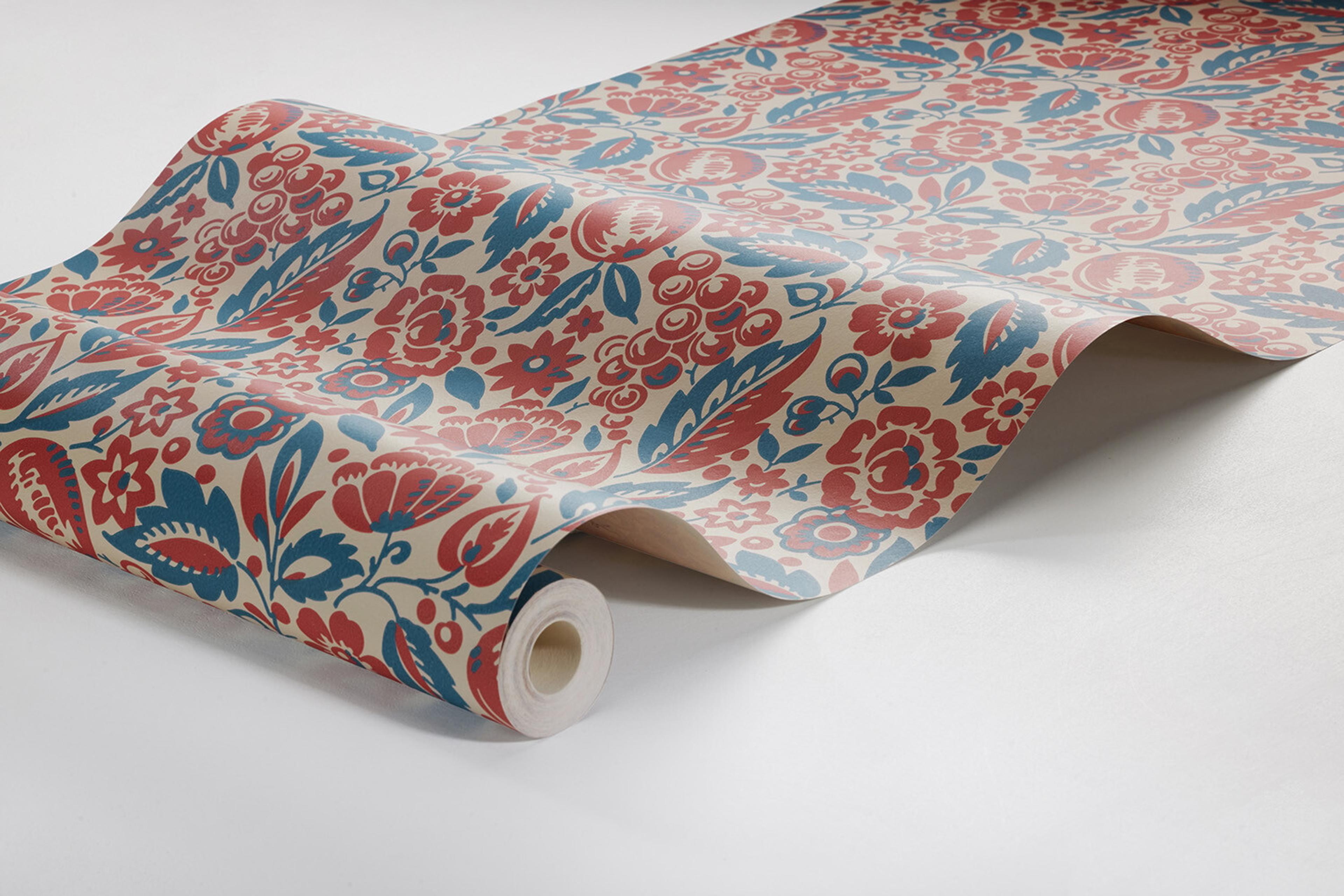 Elise tapet med botaniskt, blommigt mönster i beige. Från kollektionen New Heritage. Nonwoven-material med rak passning. Passar i matsal, kök och hall.