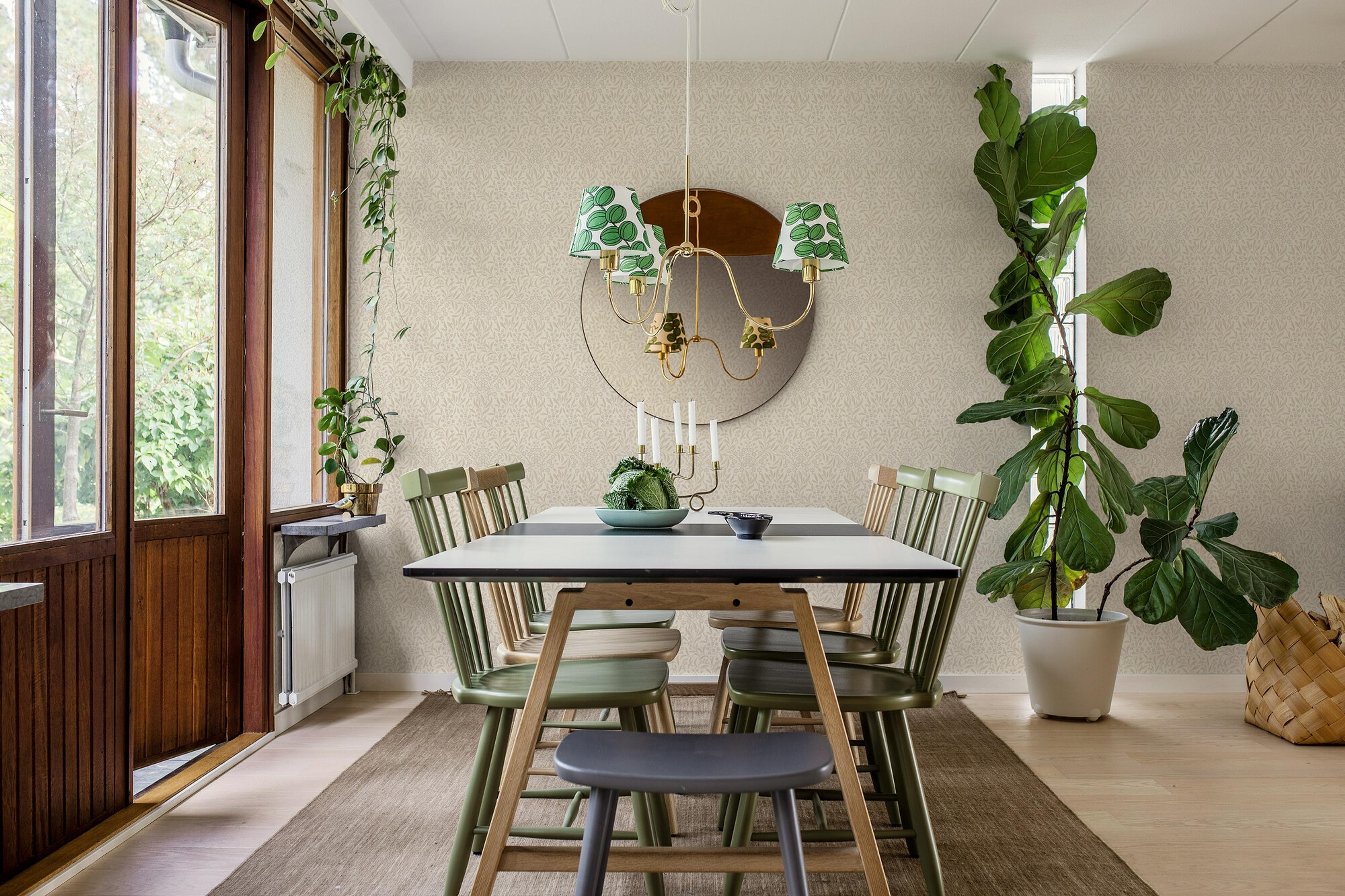 Kryddhyllan tapet med botaniskt, blommigt mönster i beige. Från kollektionen Alla Tiders Hus. Nonwoven-material med rak passning. Passar i vardagsrum, matsal och kök.