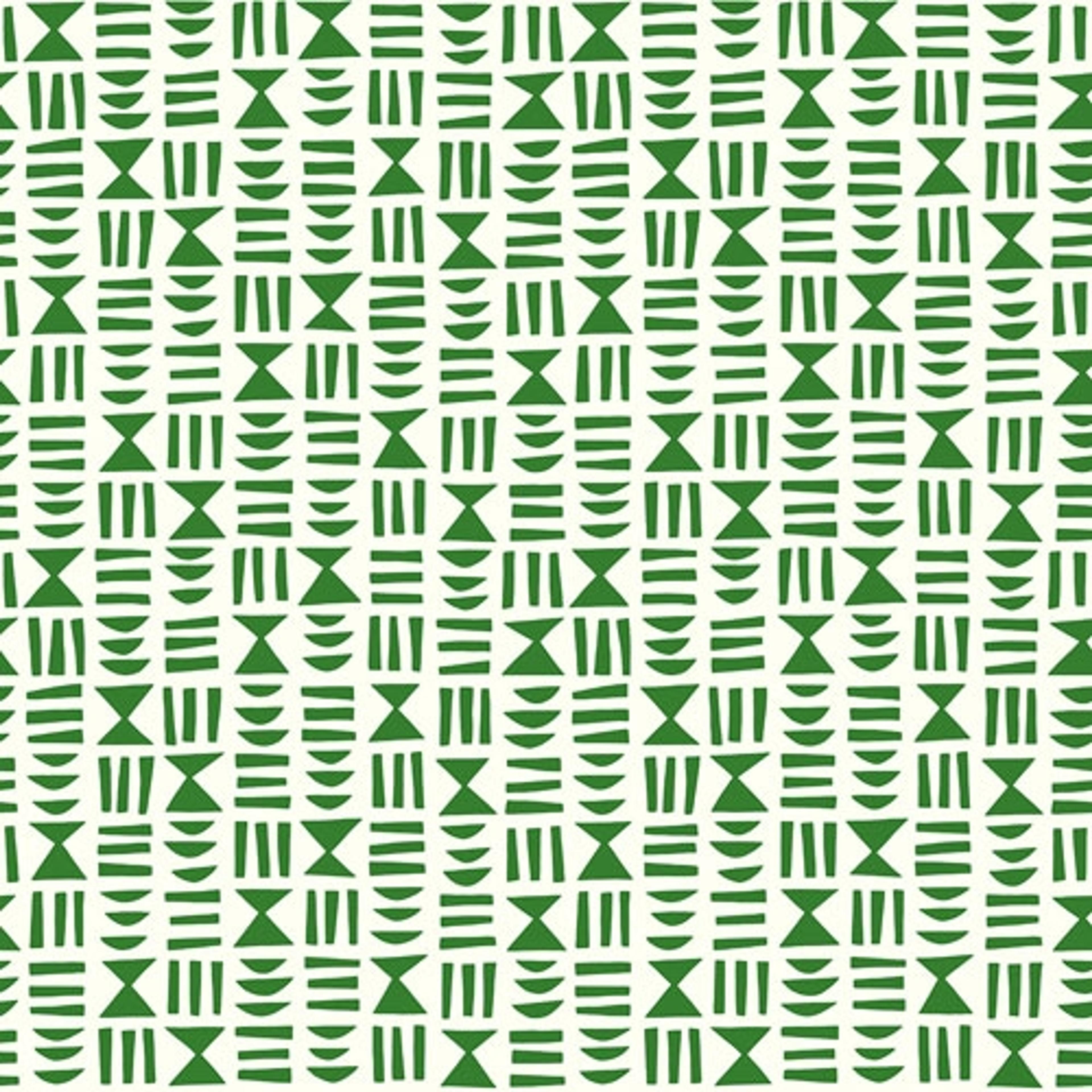 Heiroglyph Kew tapet från Midbec med grafiskt, retro mönster i vit. Från kollektionen Kinfolk. Nonwoven-material med rak passning.