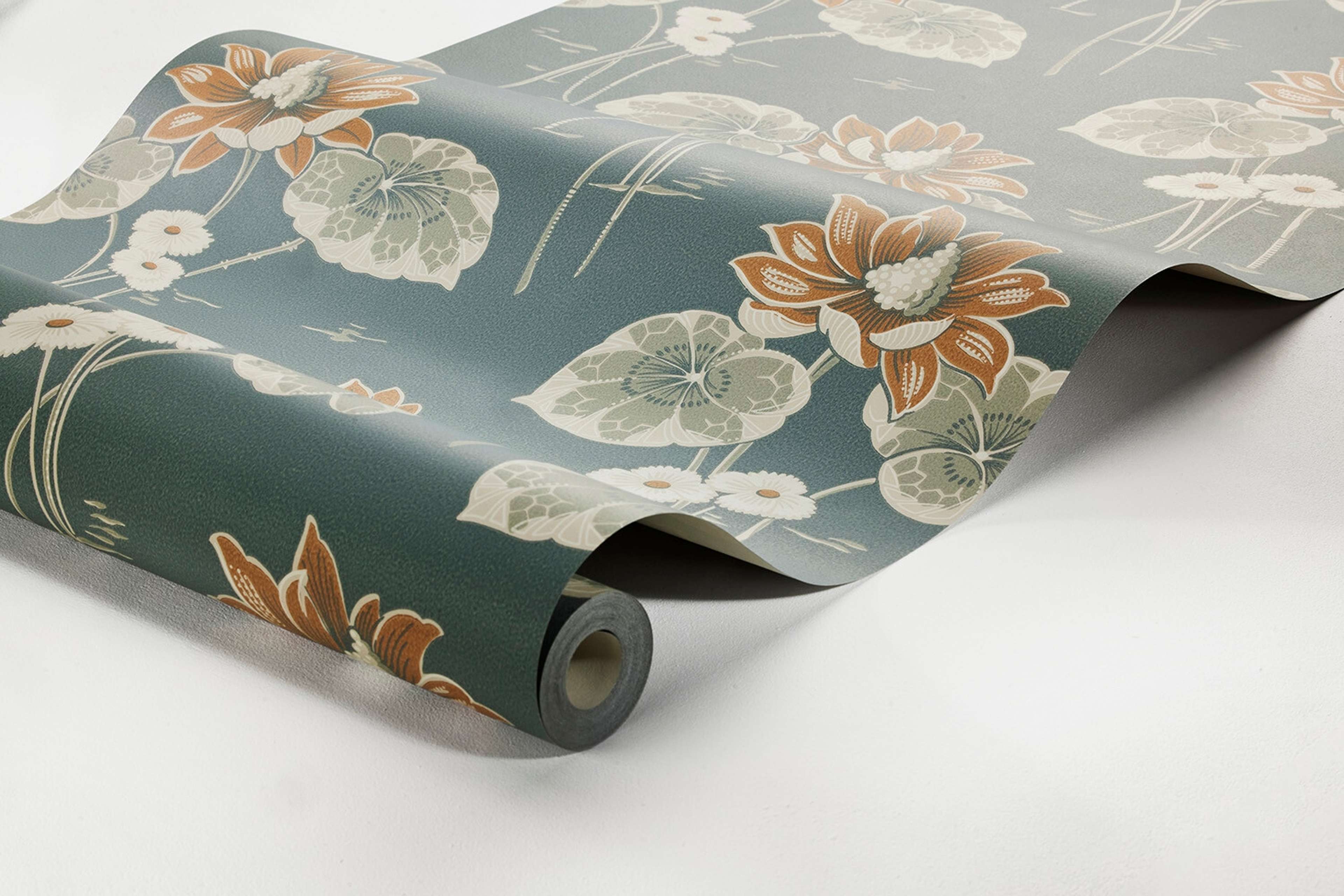 Haga tapet med blommigt mönster i blå. Från kollektionen Alla Tiders Hus. Nonwoven-material med förskjuten passning. Passar i vardagsrum, matsal och kök.