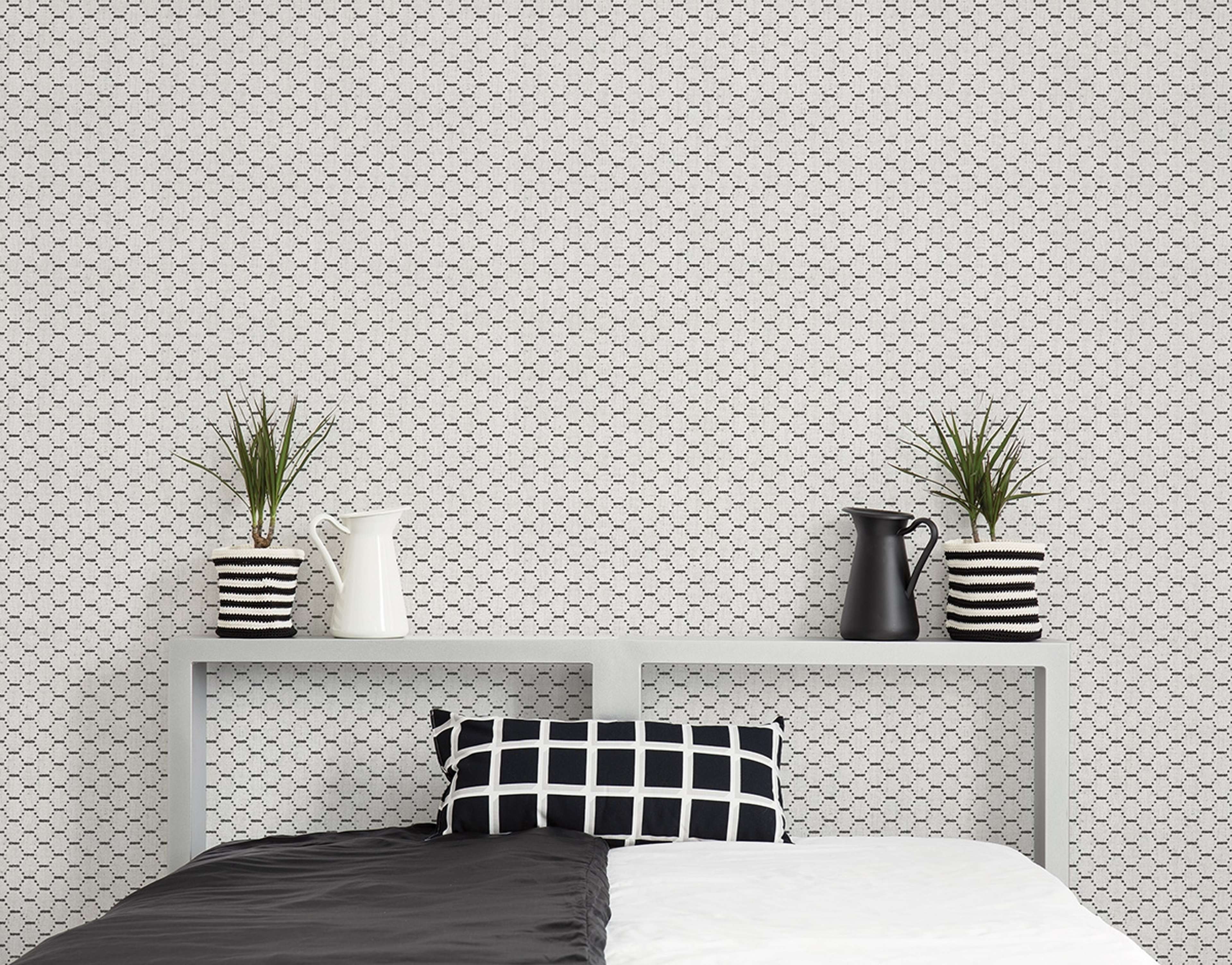 Boho Beehive tapet i svart och vit tapet med grafiskt mönster i svart. Från kollektionen bazaar. Nonwoven-material med rak passning. Passar i vardagsrum och matsal.