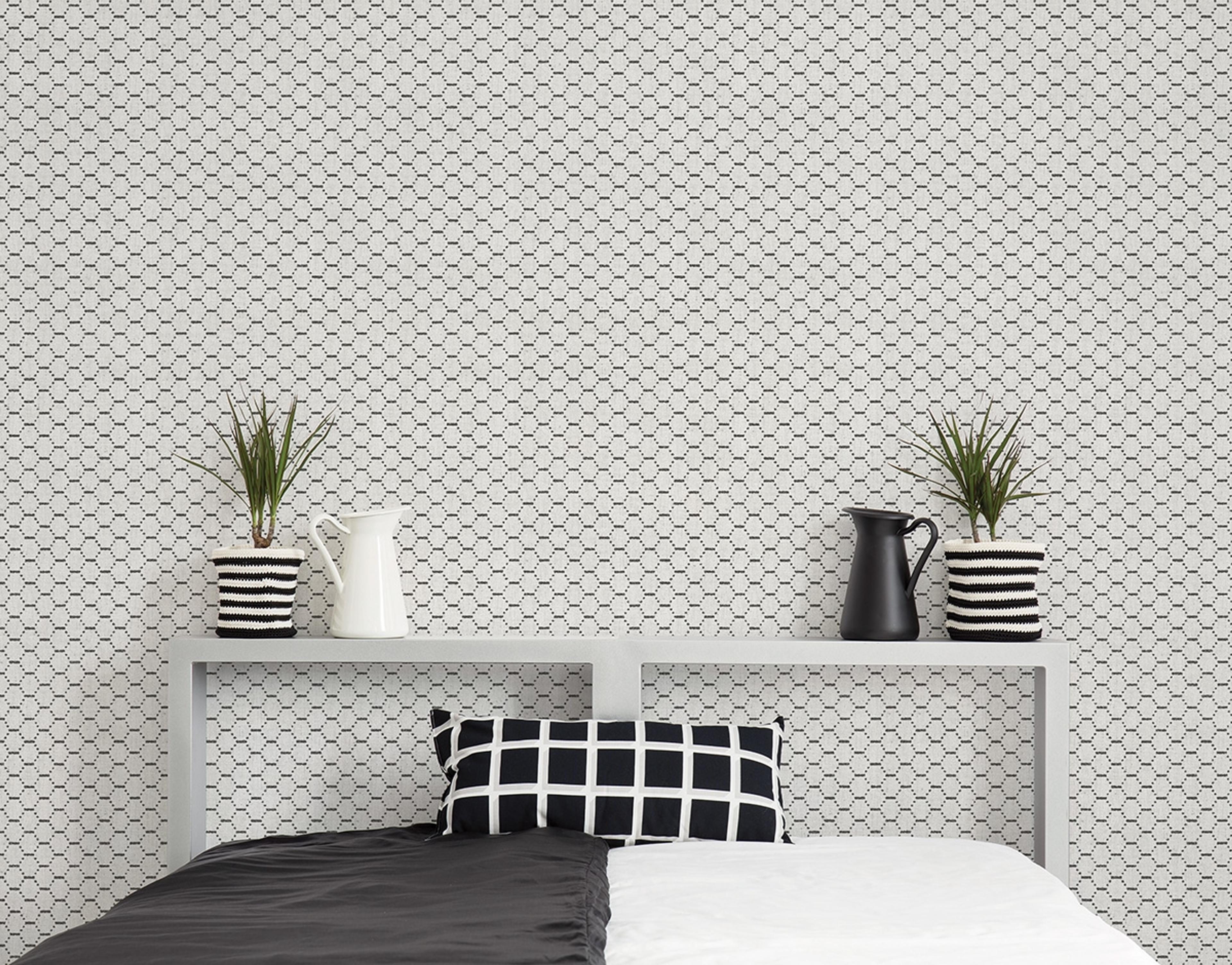 Boho Beehive tapet i svart och vit tapet med grafiskt mönster i svart. Från kollektionen bazaar. Nonwoven-material med rak passning. Passar i vardagsrum och matsal.