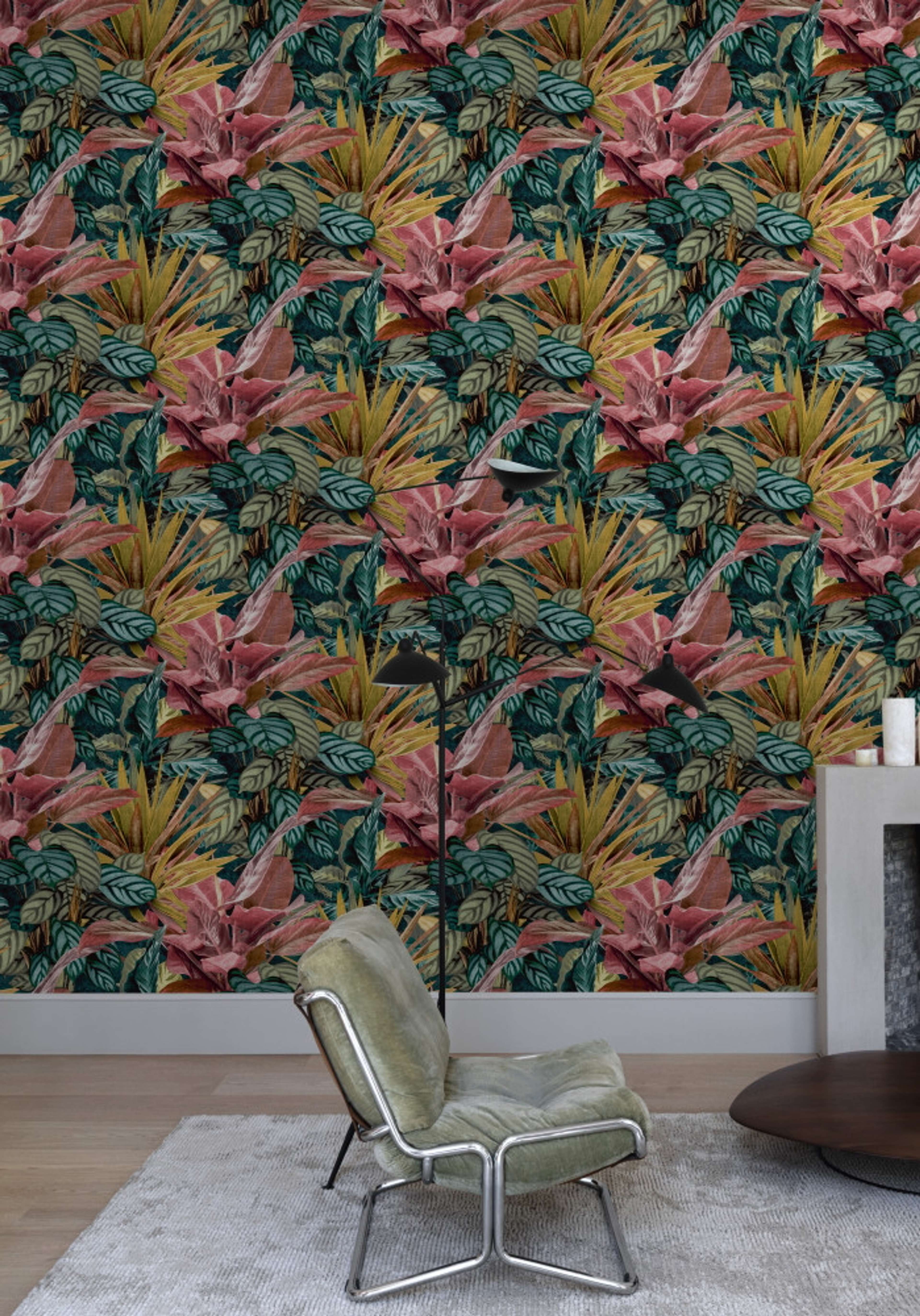 Tropical vista tapet med djur, botaniskt mönster i turkos och grön. Från kollektionen Malika. Nonwoven-material med förskjuten passning. Passar i vardagsrum och matsal.