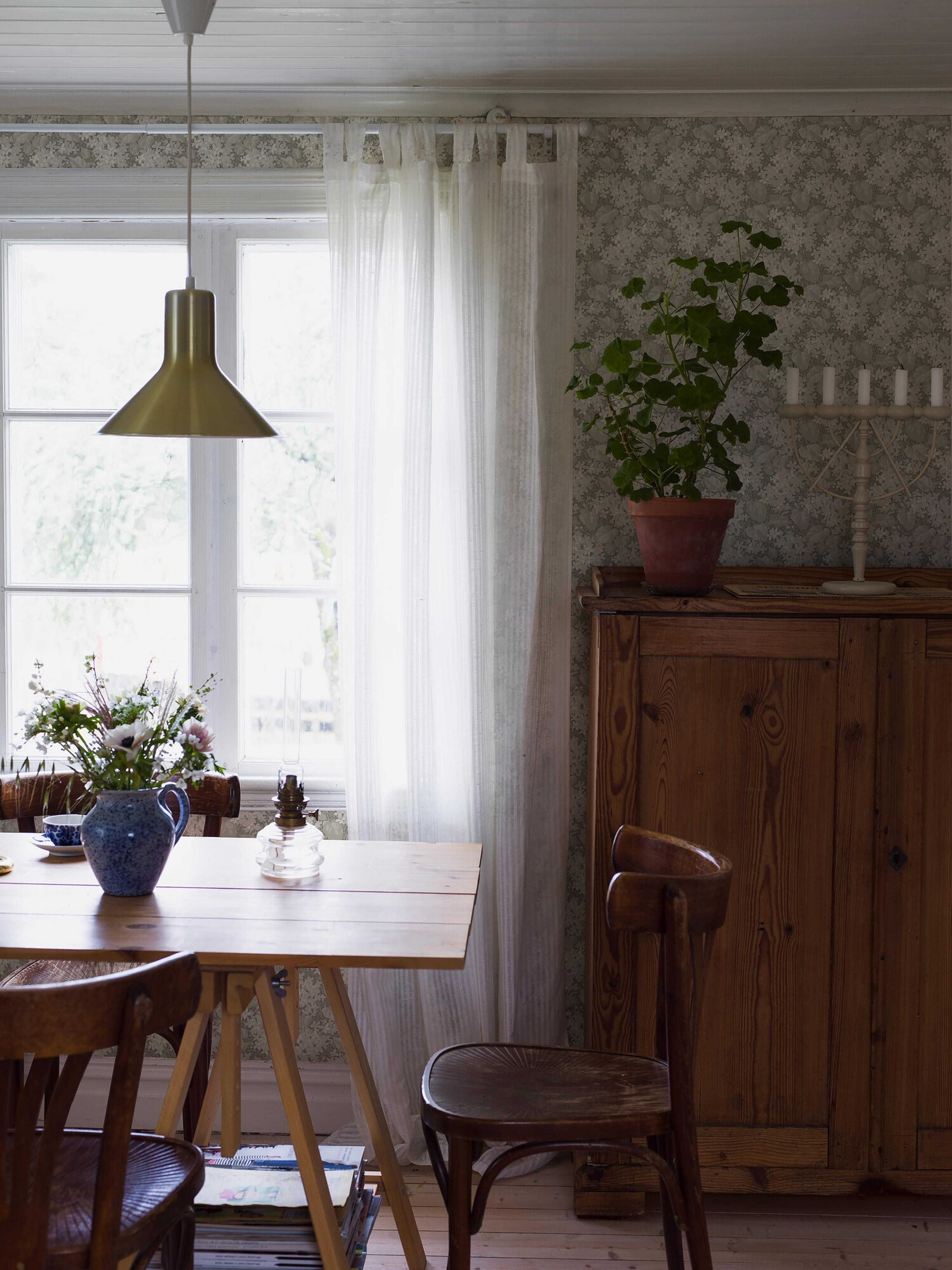 Aratorp tapet med blommigt mönster i beige. Från kollektionen Alla Tiders Hus. Nonwoven-material med förskjuten passning. Passar i vardagsrum, matsal och kök.