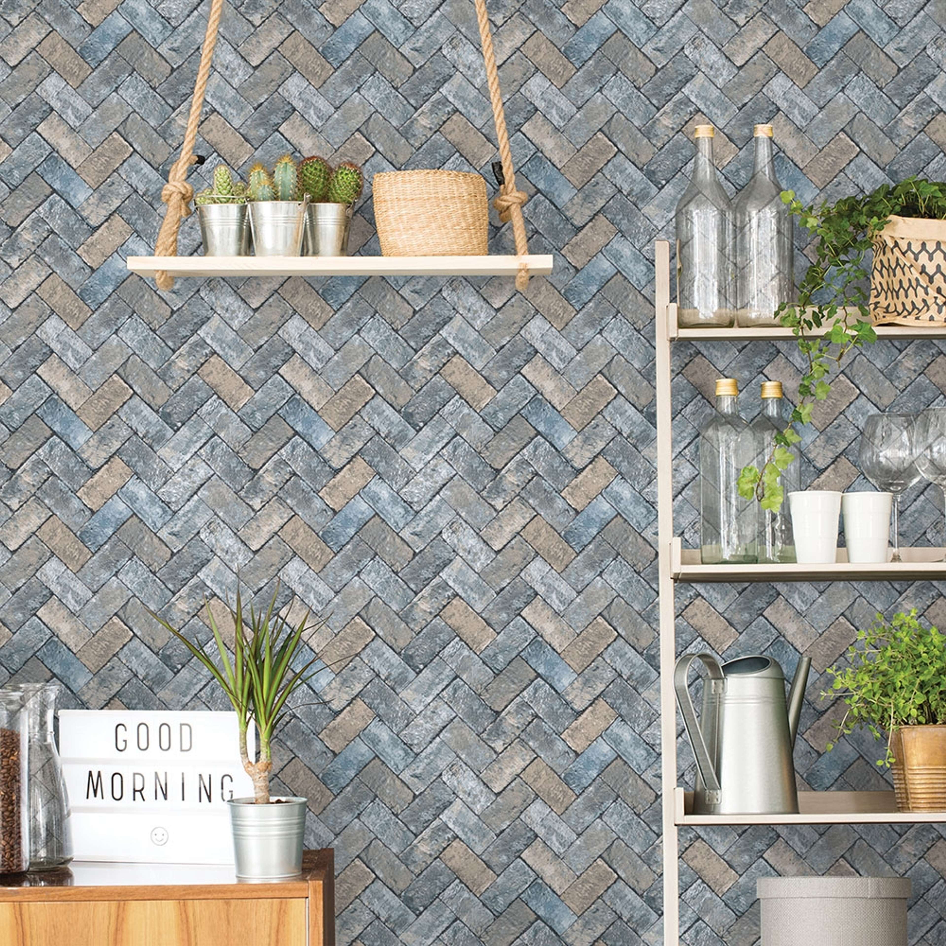 Herringbone Brick tapet i blå. Från kollektionen Just Kitchens. Nonwoven-material med rak passning.