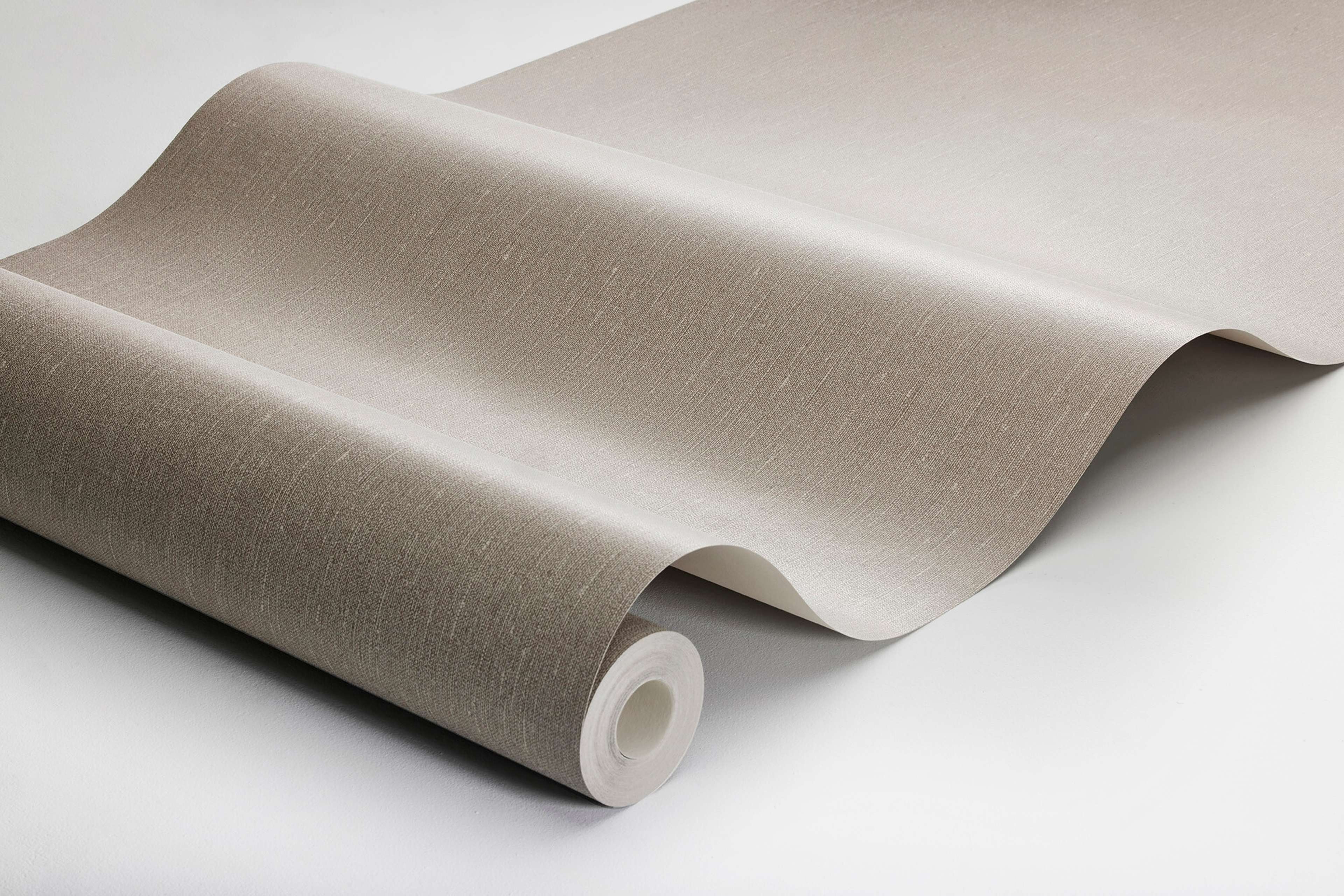 Vintage Wood tapet med enfargat, textilimitation mönster i brun. Från kollektionen Linen. Nonwoven-material. Passar i vardagsrum och matsal.