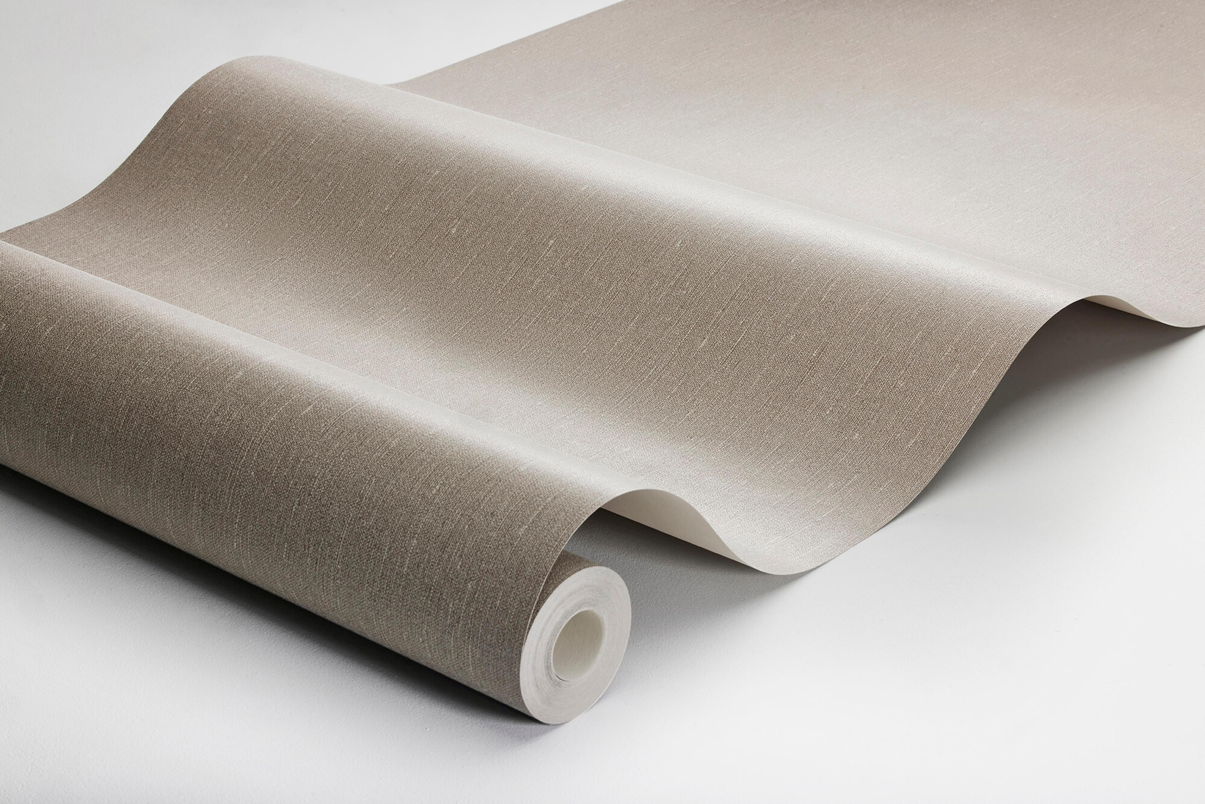 Vintage Wood tapet med enfargat, textilimitation mönster i brun. Från kollektionen Linen. Nonwoven-material. Passar i vardagsrum och matsal.