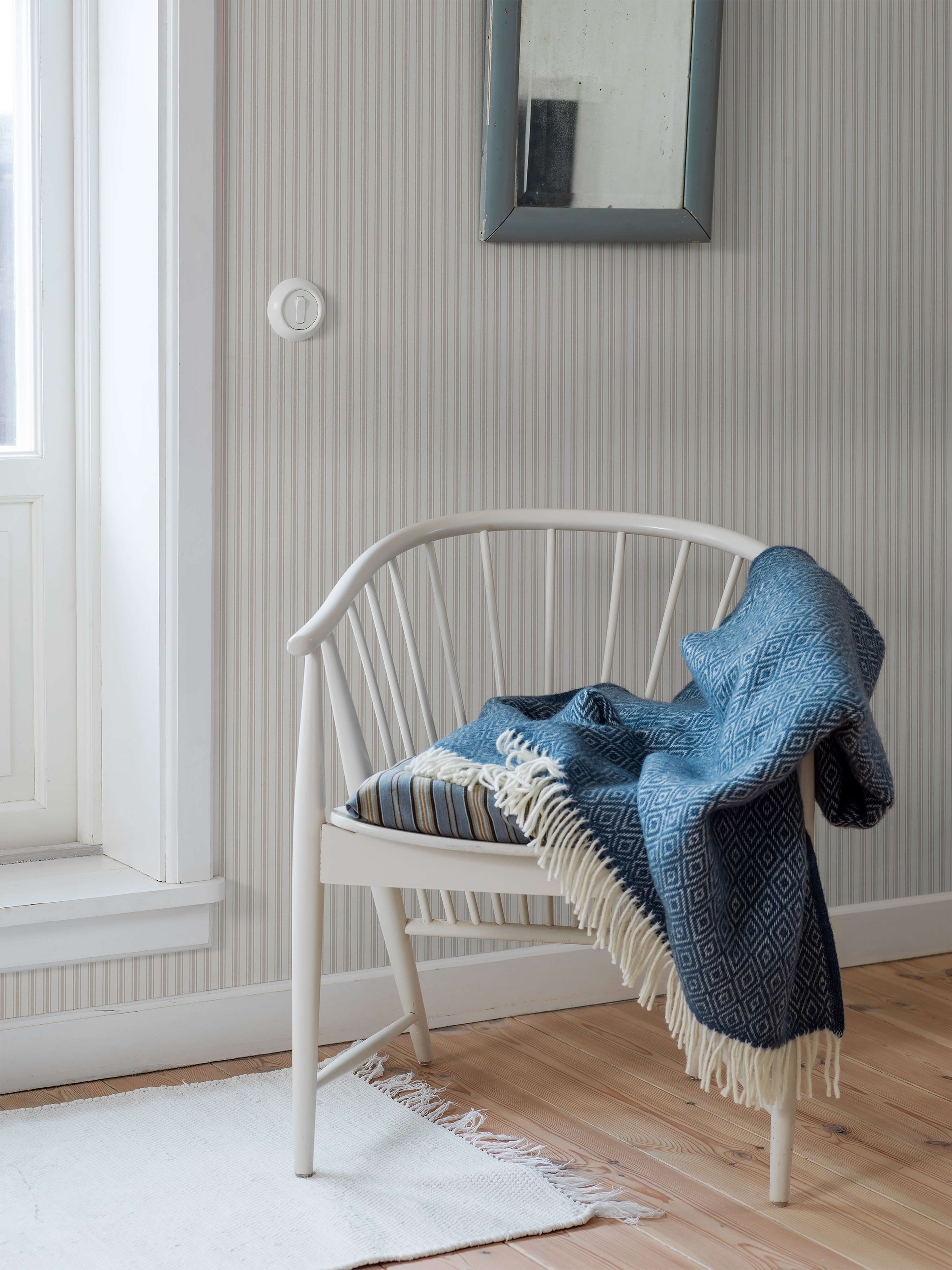 Aspö Stripe tapet från Boråstapeter med randigt mönster i beige. Från kollektionen Marstrand II. Nonwoven-material. Passar i vardagsrum, matsal och arbetsrum.