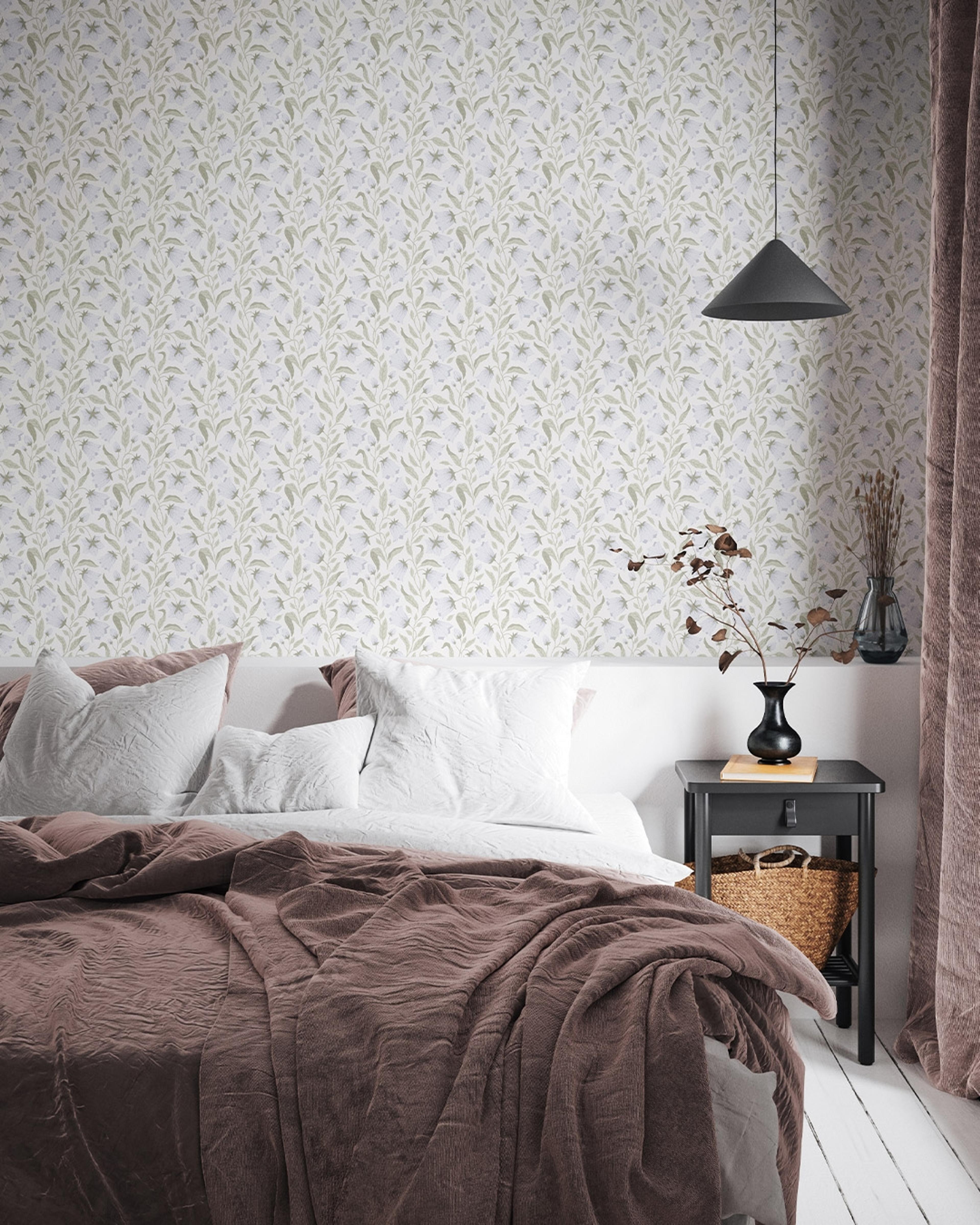 Klara o Tove blåklocka blå, tapet tapet med blommigt mönster i vit. Från kollektionen Klara o Tove. Nonwoven-material med rak passning. Passar i vardagsrum, sovrum och hall.