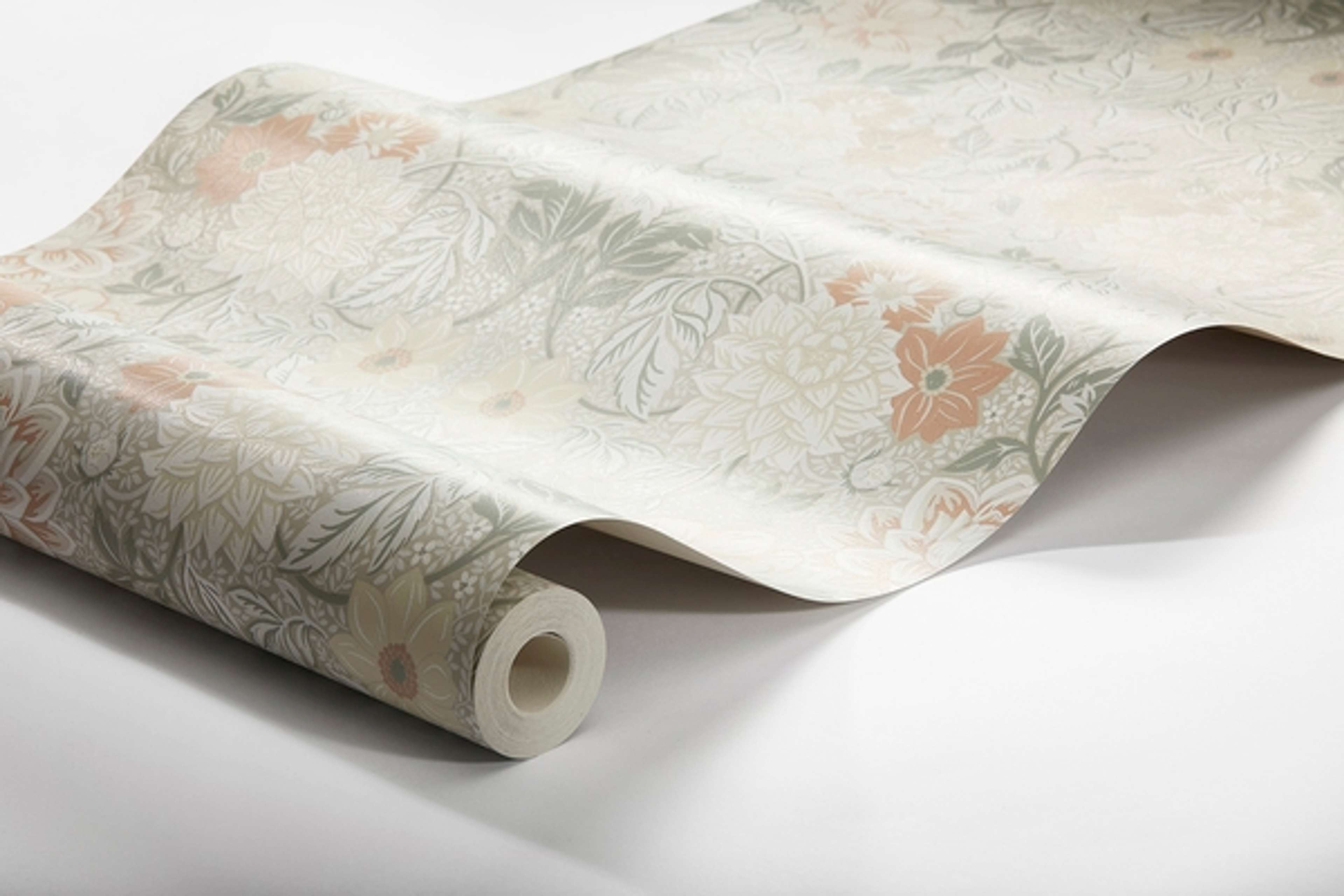 Dahlia Garden tapet från Boråstapeter med blommigt mönster i beige. Från kollektionen Falsterbo III. Nonwoven-material med rak passning. Country-stil.