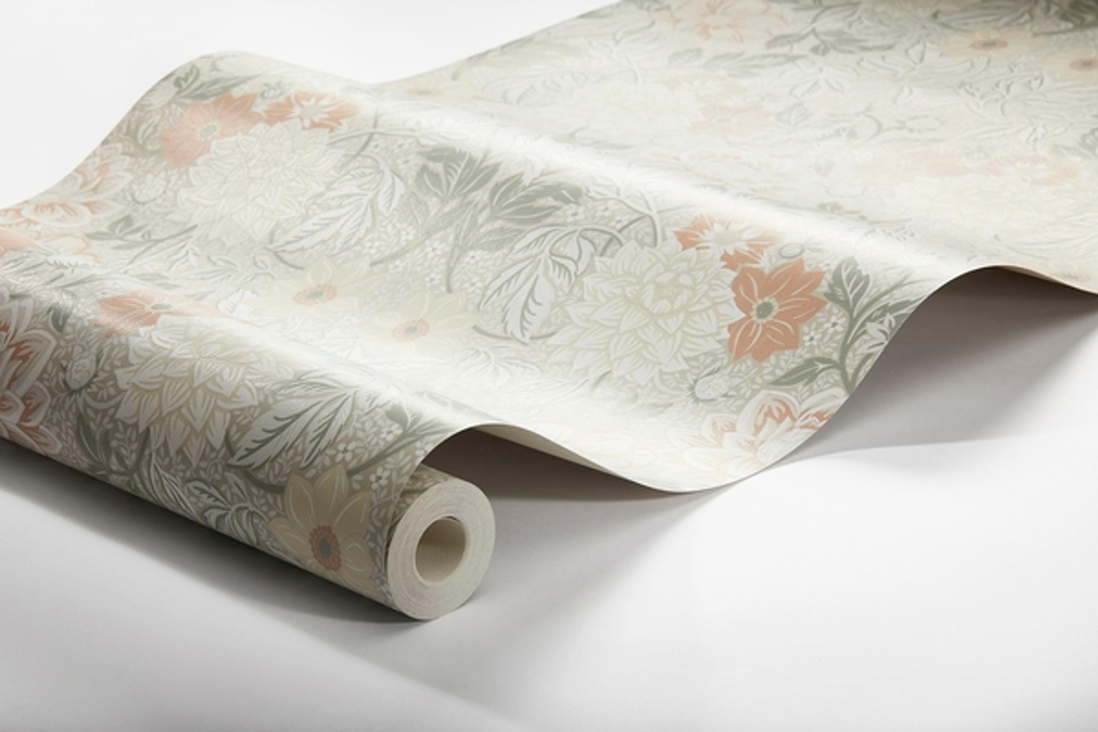Dahlia Garden tapet från Boråstapeter med blommigt mönster i beige. Från kollektionen Falsterbo III. Nonwoven-material med rak passning. Country-stil.