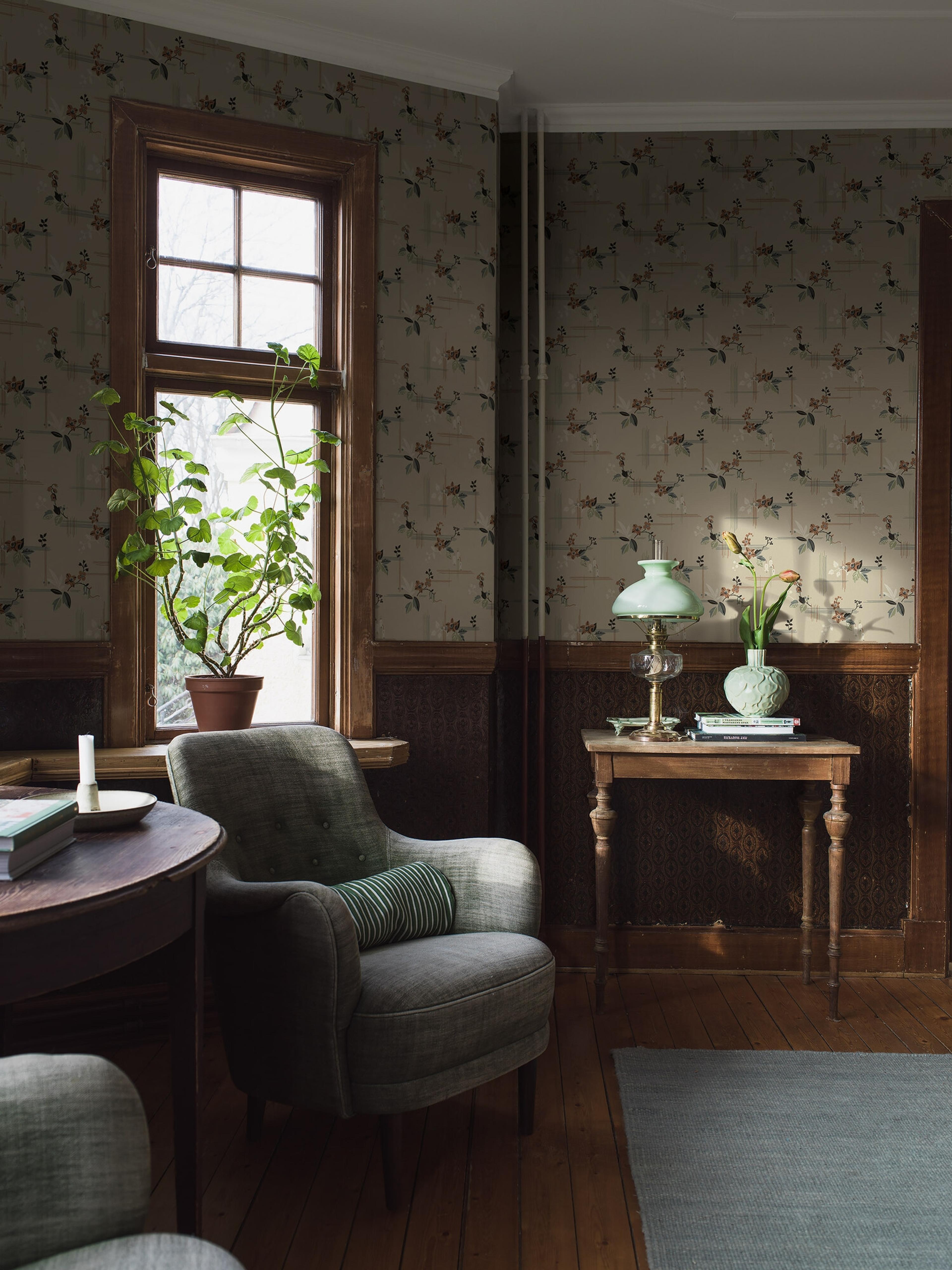 Salängen tapet med botaniskt mönster i beige. Från kollektionen Alla Tiders Hus. Nonwoven-material med rak passning. City-stil. Passar i vardagsrum, matsal och kök.
