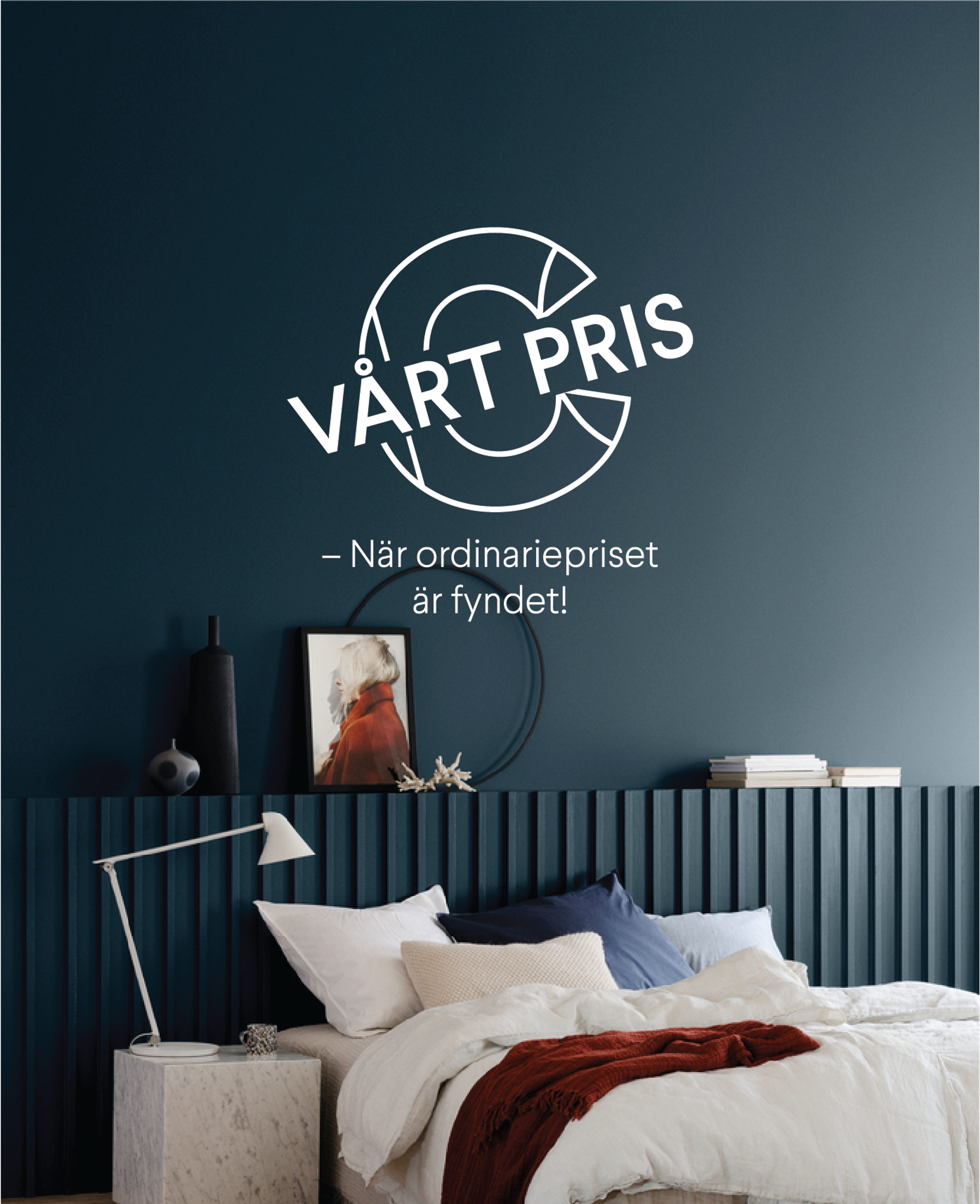 A stylish dark blue interior with decorative objects, featuring the text "VÅRT PRIS" (Our Price) and the slogan "När ordinariepriset är fyndet!" (When the ordinary price is the bargain!).