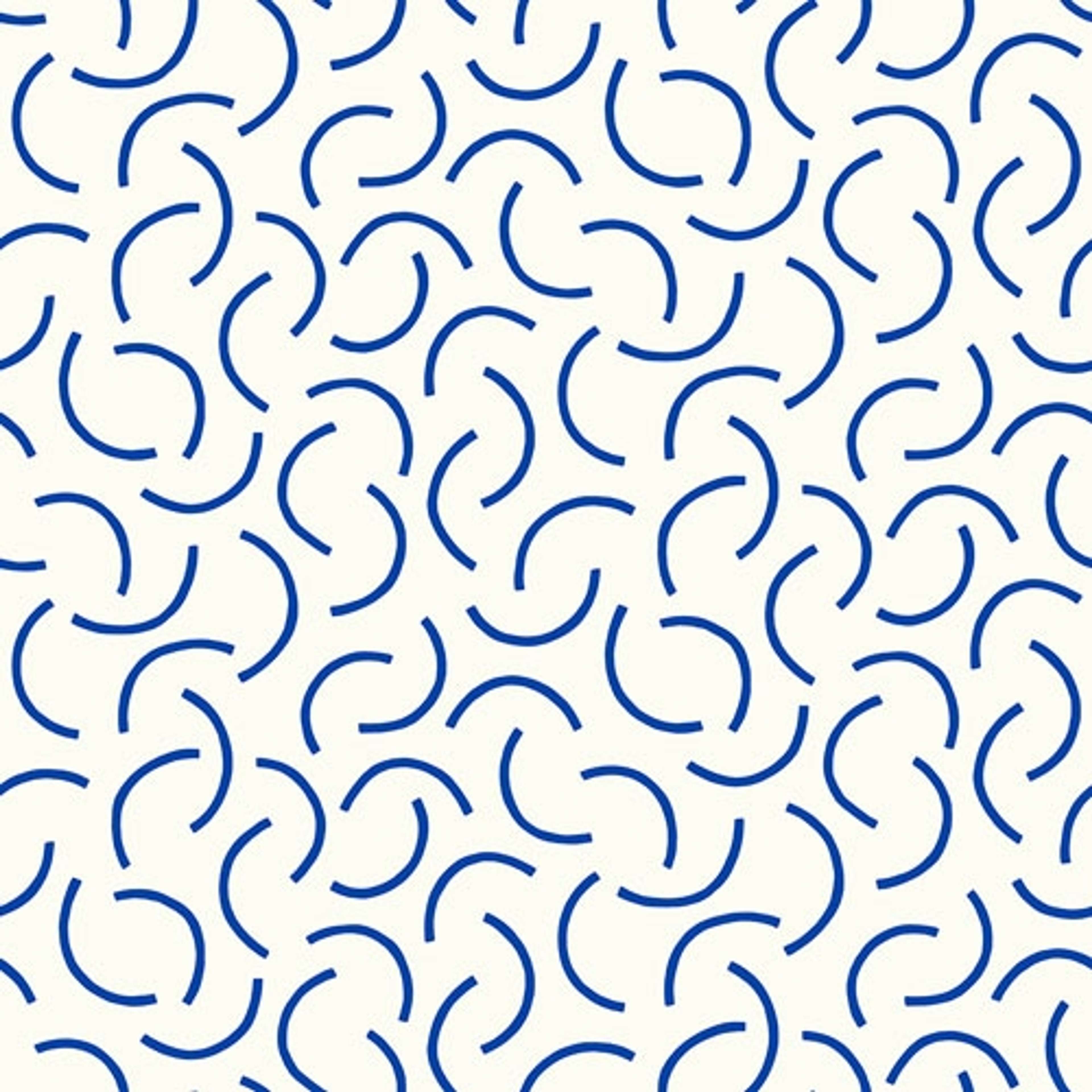 Tarn Indigo tapet från Midbec med geometriskt, retro mönster i vit och blå. Från kollektionen Kinfolk. Nonwoven-material med förskjuten passning.
