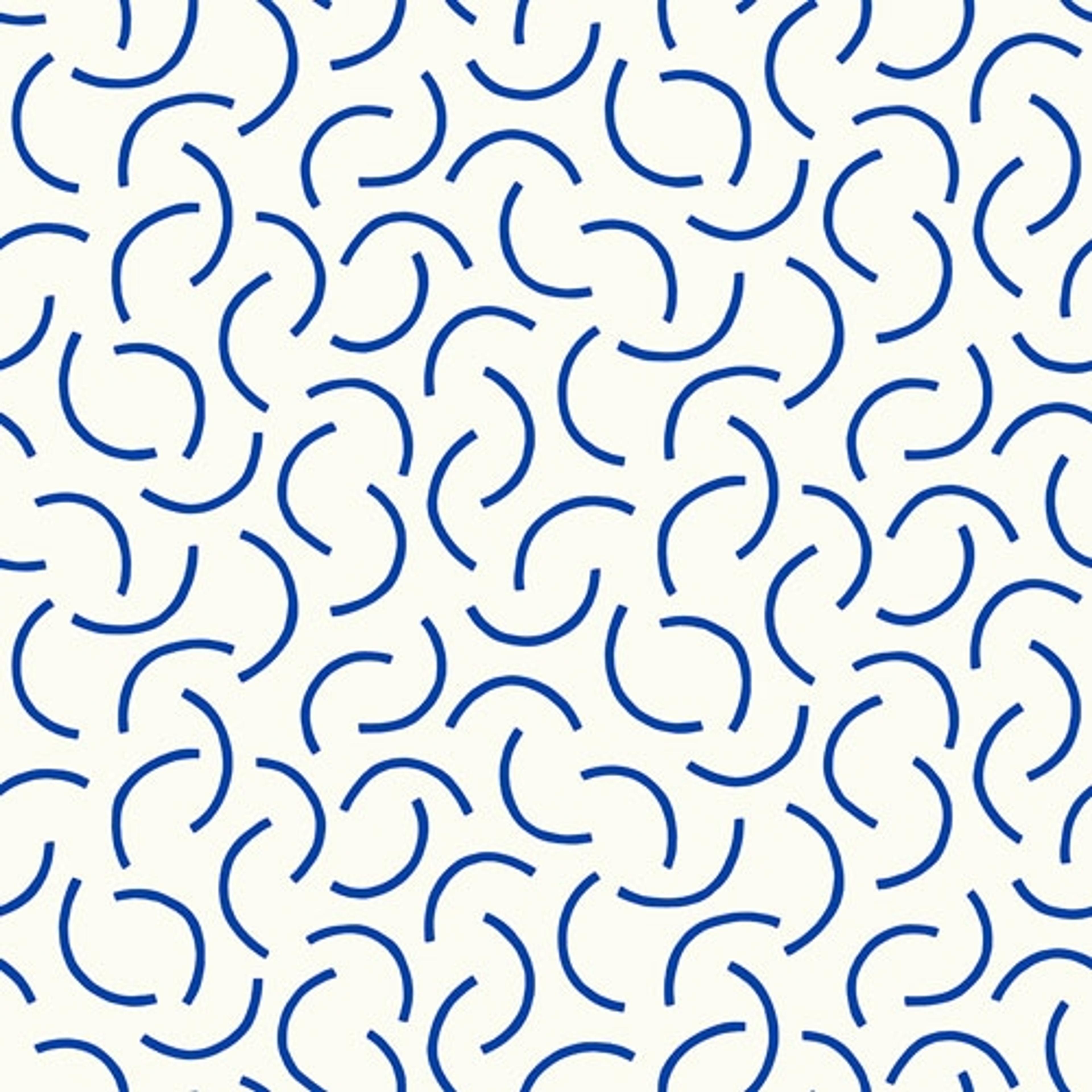 Tarn Indigo tapet från Midbec med geometriskt, retro mönster i vit och blå. Från kollektionen Kinfolk. Nonwoven-material med förskjuten passning.