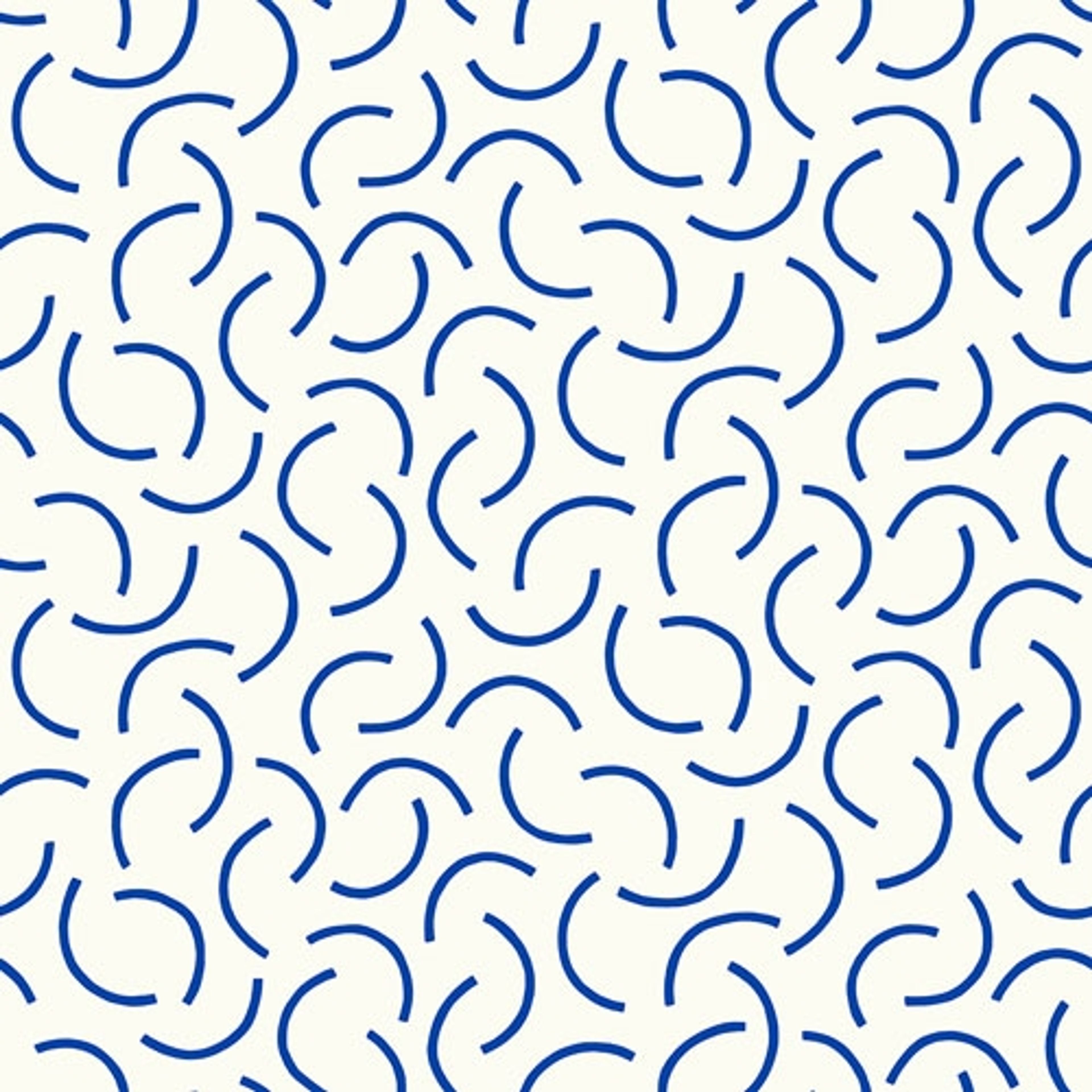 Tarn Indigo tapet från Midbec med geometriskt, retro mönster i vit och blå. Från kollektionen Kinfolk. Nonwoven-material med förskjuten passning.