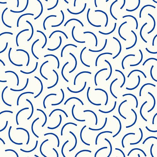 Tarn Indigo tapet från Midbec med geometriskt, retro mönster i vit och blå. Från kollektionen Kinfolk. Nonwoven-material med förskjuten passning.
