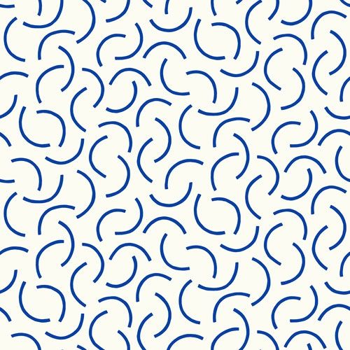 Tarn Indigo tapet från Midbec med geometriskt, retro mönster i vit och blå. Från kollektionen Kinfolk. Nonwoven-material med förskjuten passning.