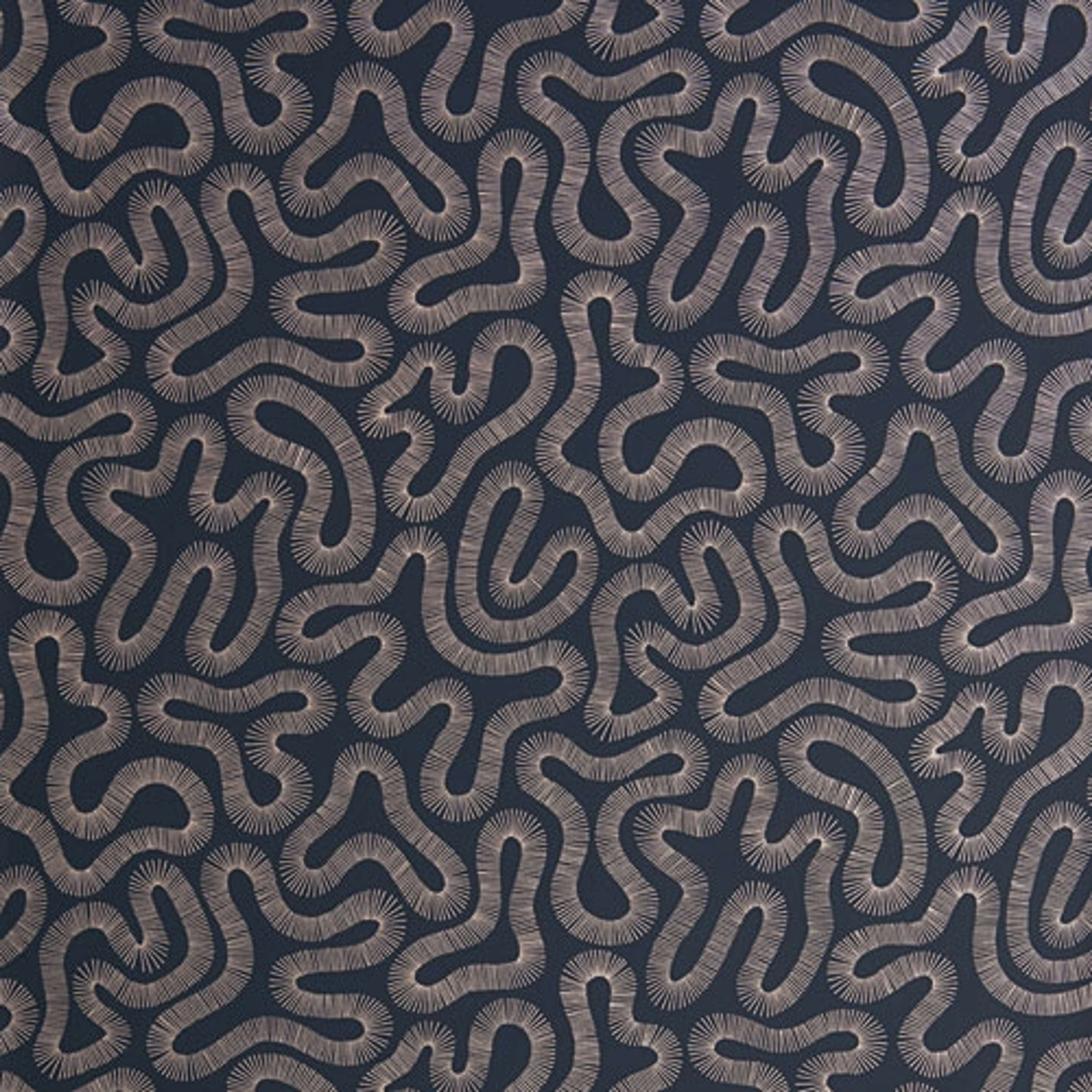 Coral Fossil tapet från Midbec med retro mönster i grå. Från kollektionen Pioneer. Nonwoven-material med förskjuten passning.