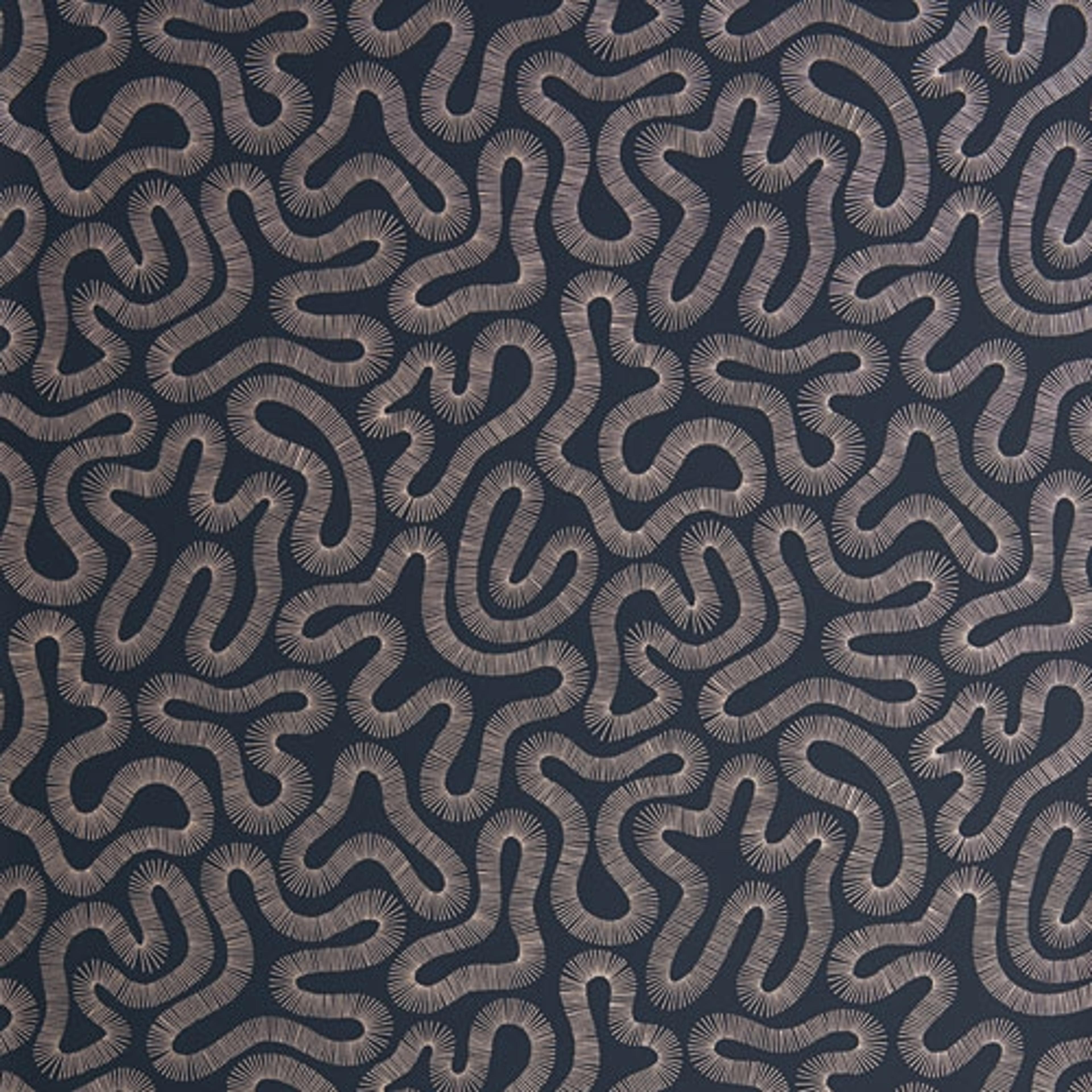 Coral Fossil tapet från Midbec med retro mönster i grå. Från kollektionen Pioneer. Nonwoven-material med förskjuten passning.