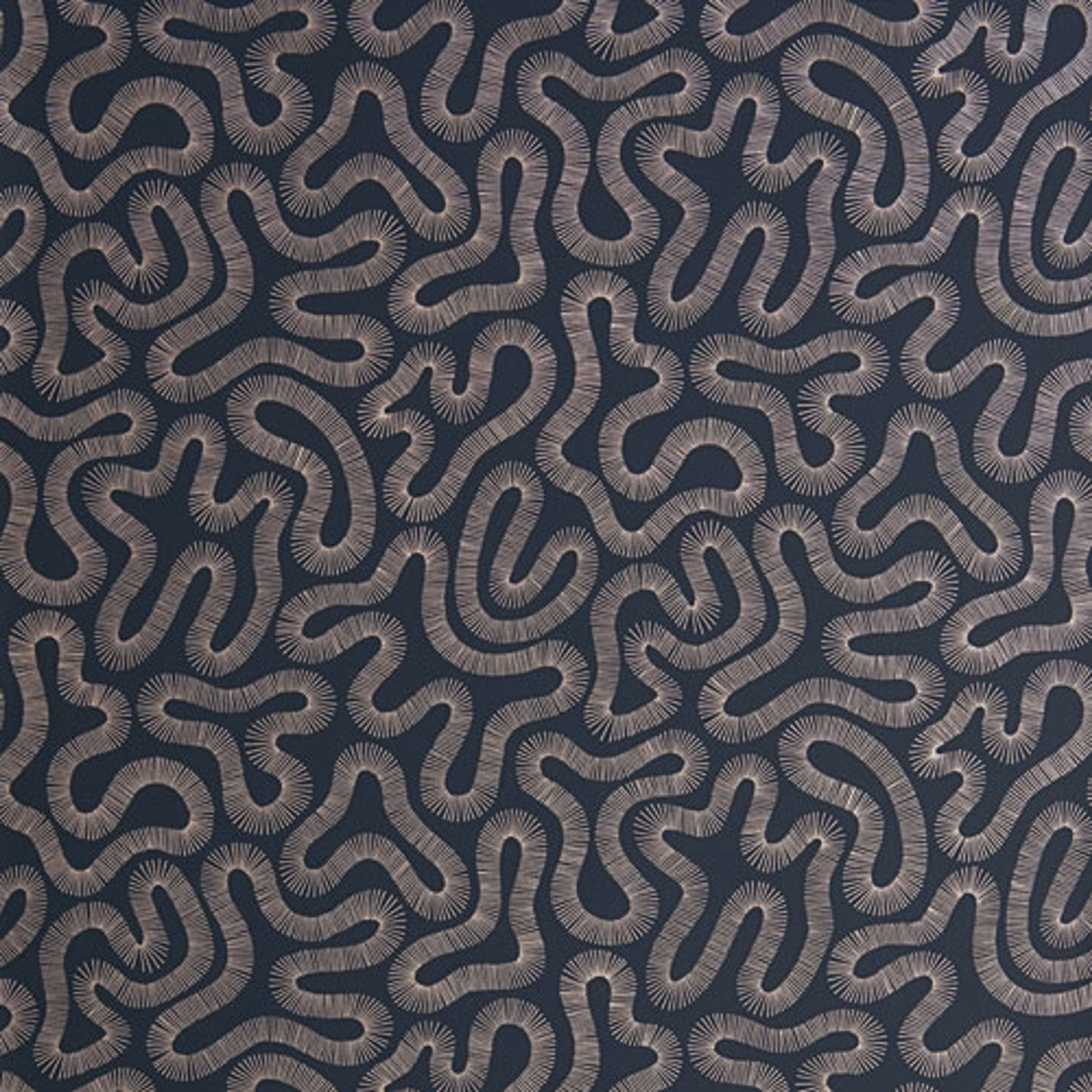 Coral Fossil tapet från Midbec med retro mönster i grå. Från kollektionen Pioneer. Nonwoven-material med förskjuten passning.