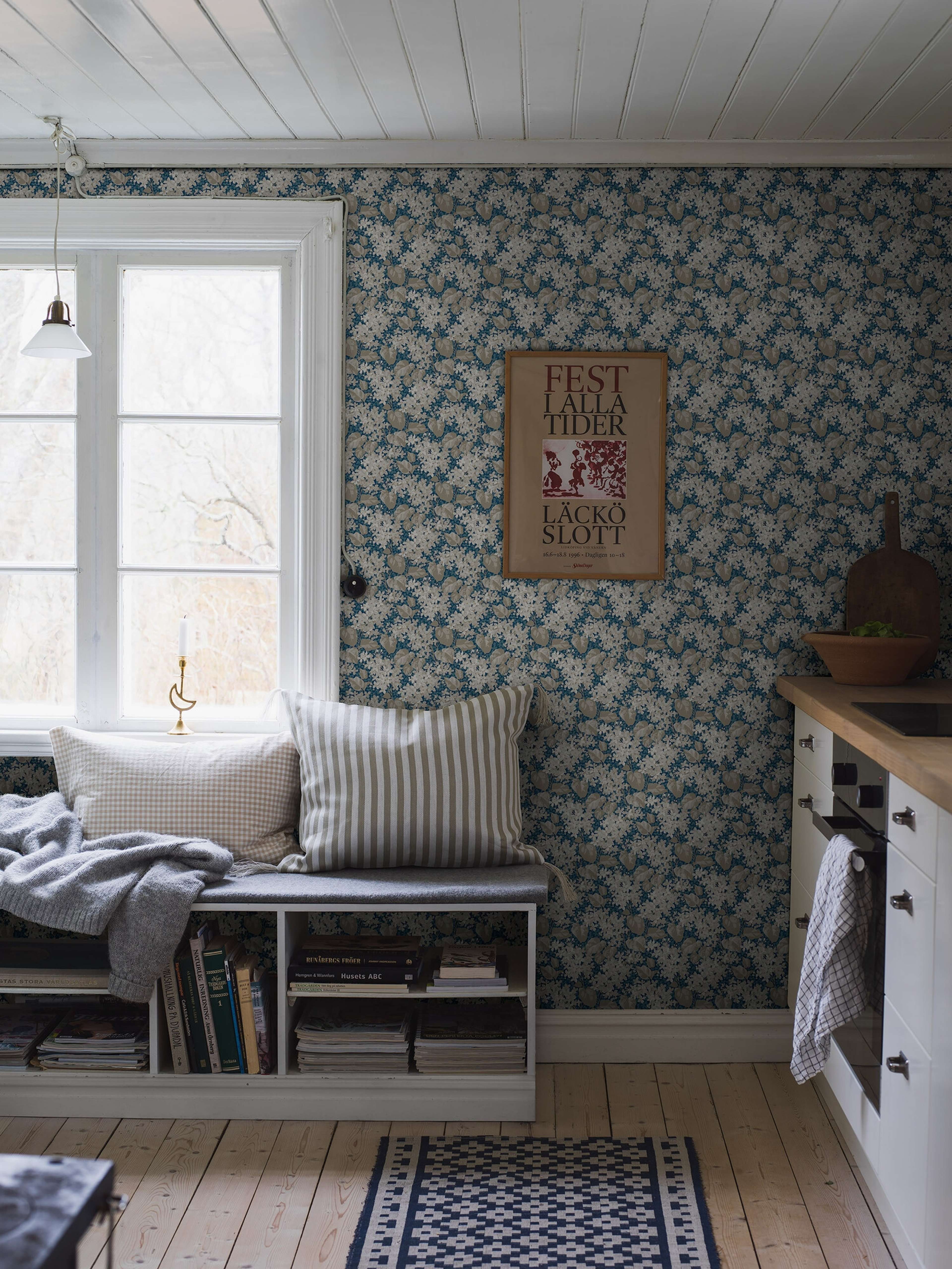 Aratorp tapet med blommigt mönster i blå. Från kollektionen Alla Tiders Hus. Nonwoven-material med förskjuten passning. Passar i vardagsrum, matsal och kök.