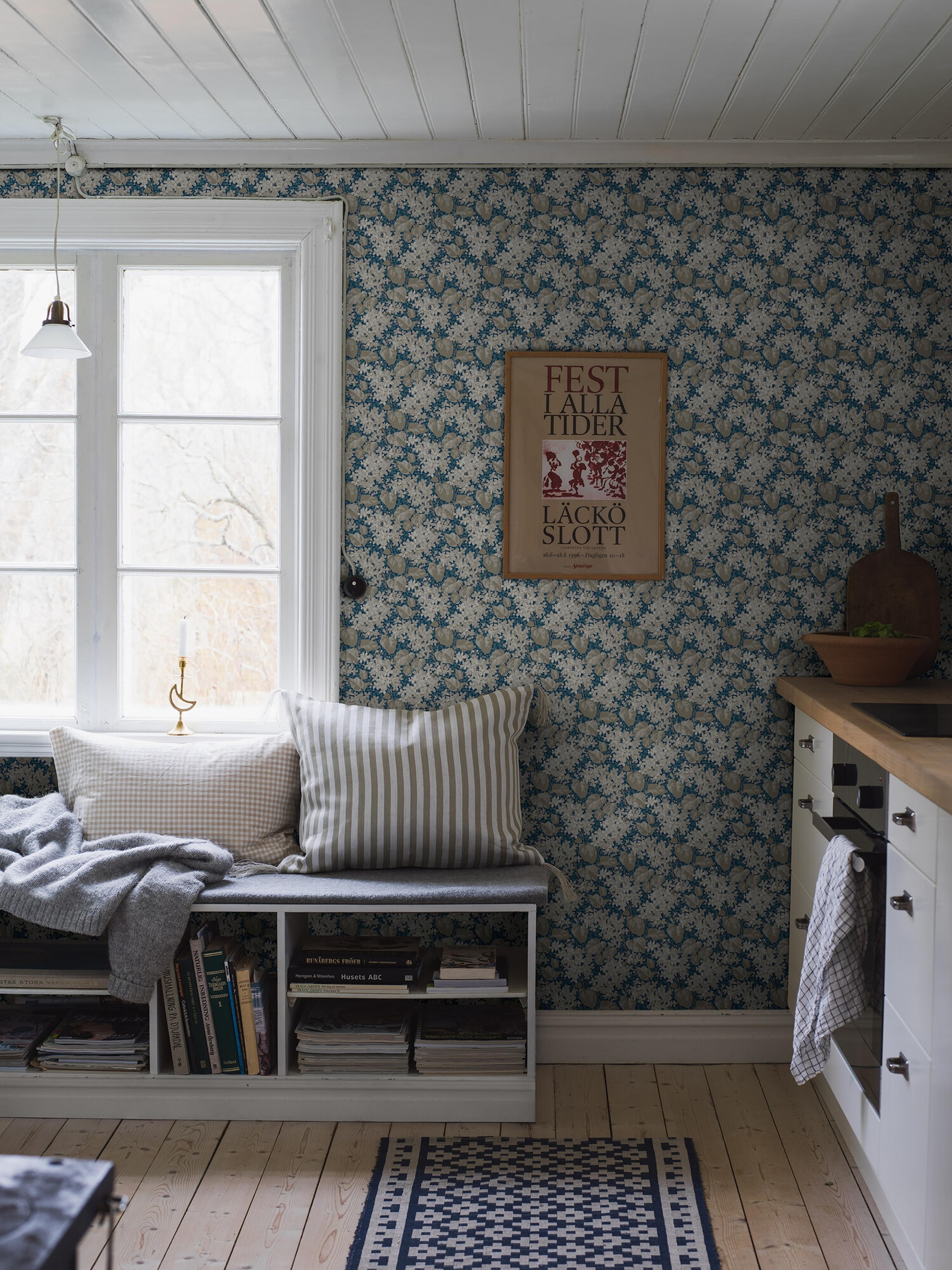 Aratorp tapet med blommigt mönster i blå. Från kollektionen Alla Tiders Hus. Nonwoven-material med förskjuten passning. Passar i vardagsrum, matsal och kök.