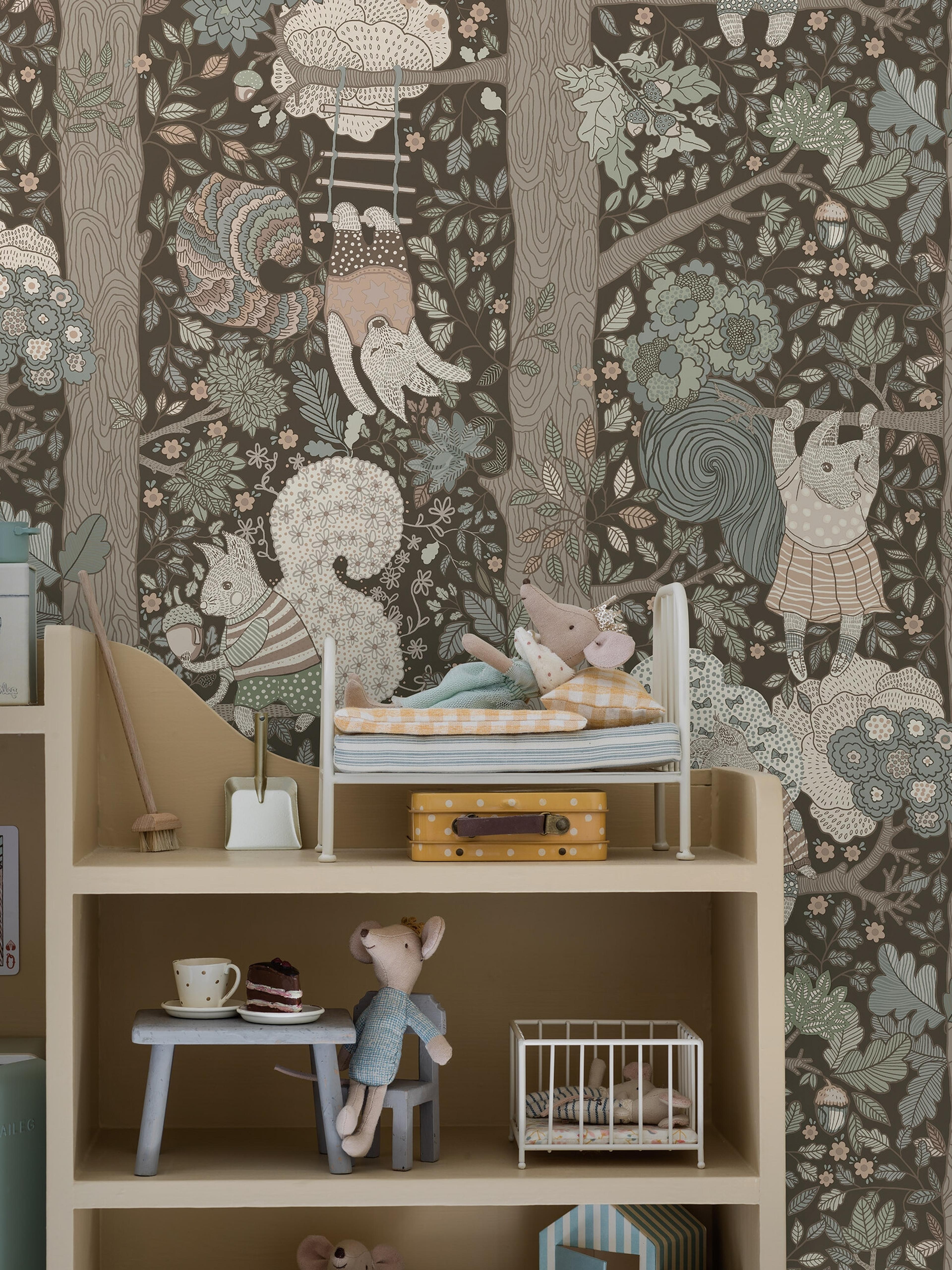 Charlie från Boråstapeter i svart och multifärg. Från kollektionen Scandinavian Designers Mini.