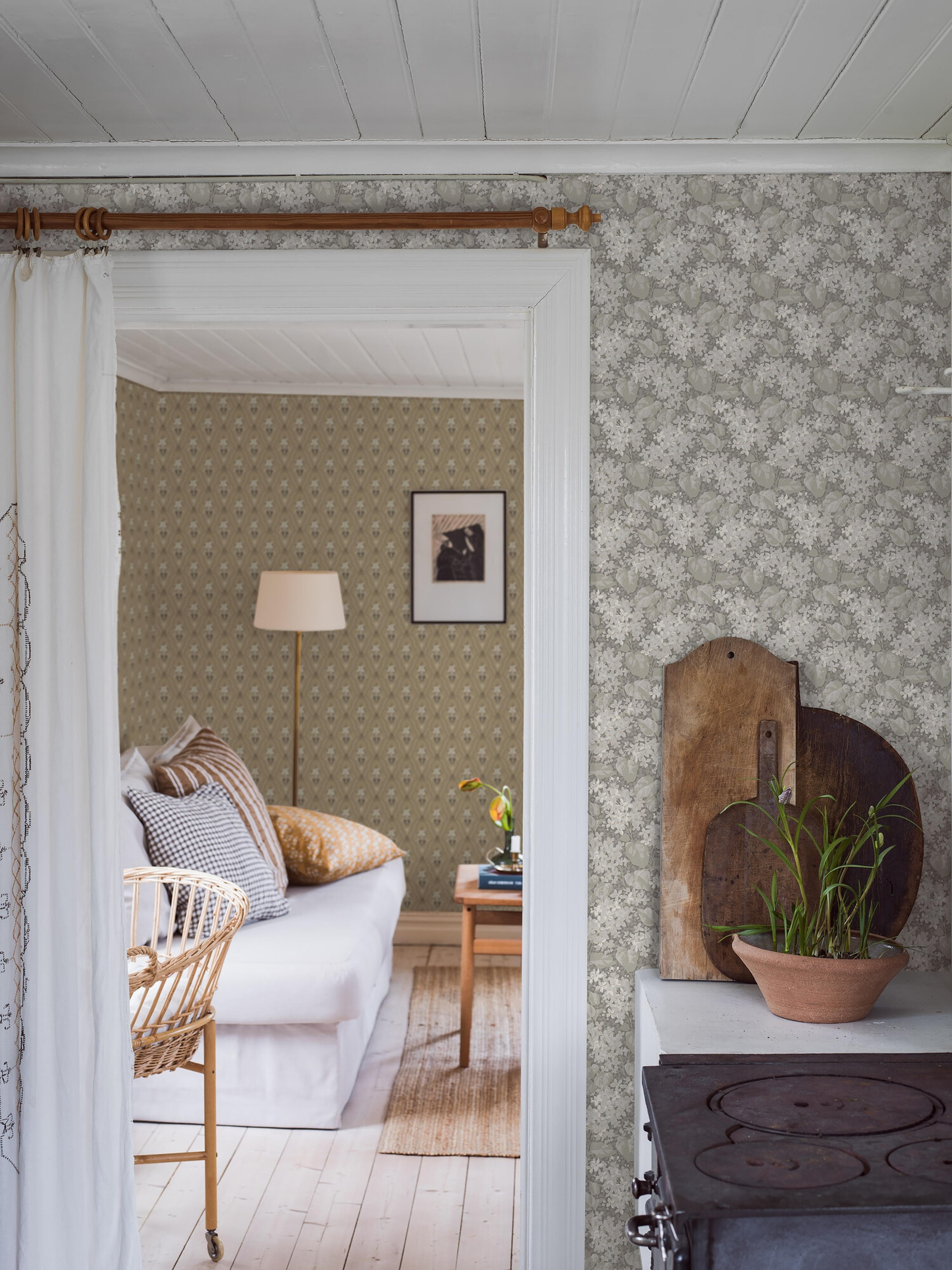 Aratorp tapet med blommigt mönster i beige. Från kollektionen Alla Tiders Hus. Nonwoven-material med förskjuten passning. Passar i vardagsrum, matsal och kök.