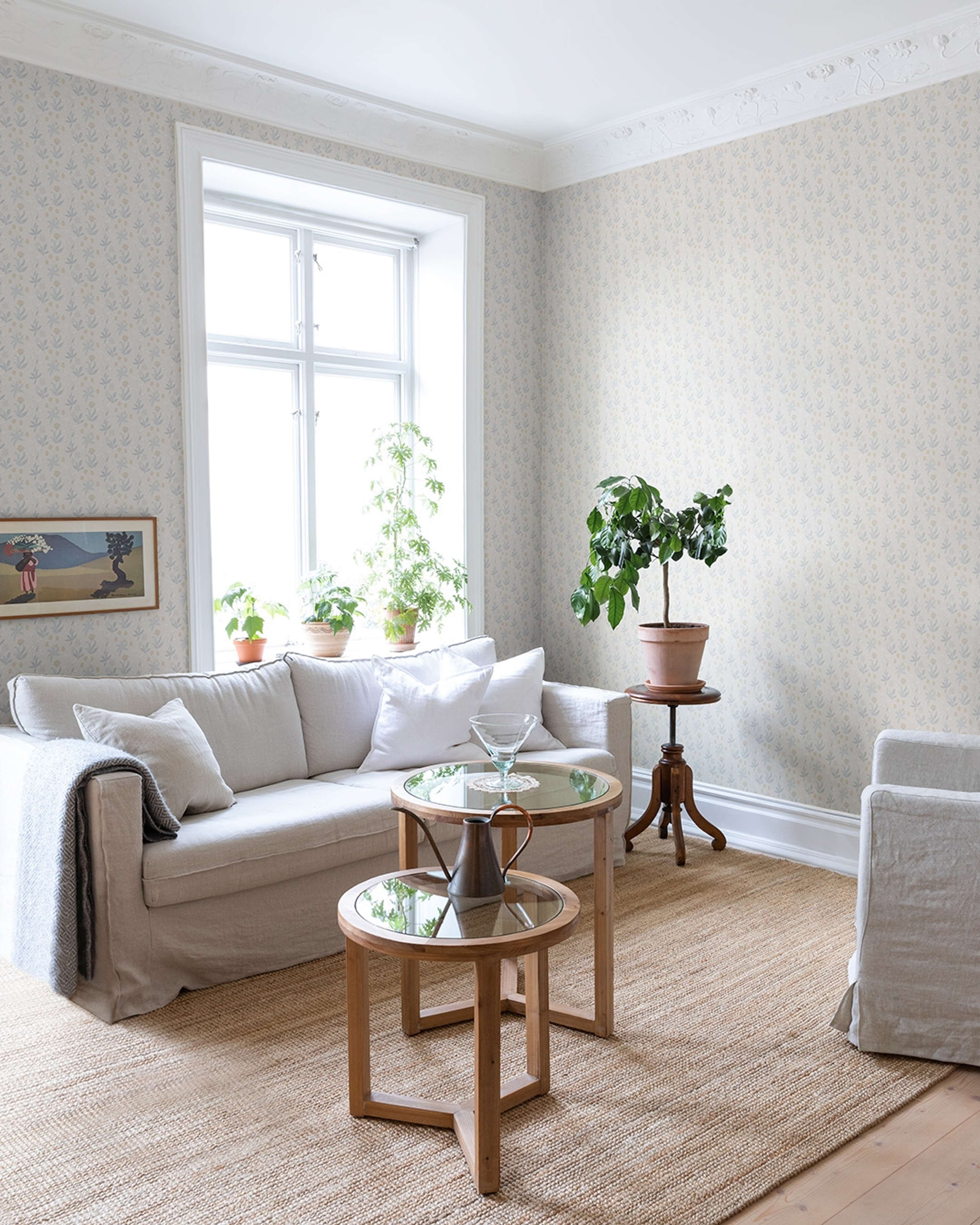 Fleur, gul tapet tapet med blommigt mönster i gul. Från kollektionen Långenäs. Nonwoven-material med rak passning.