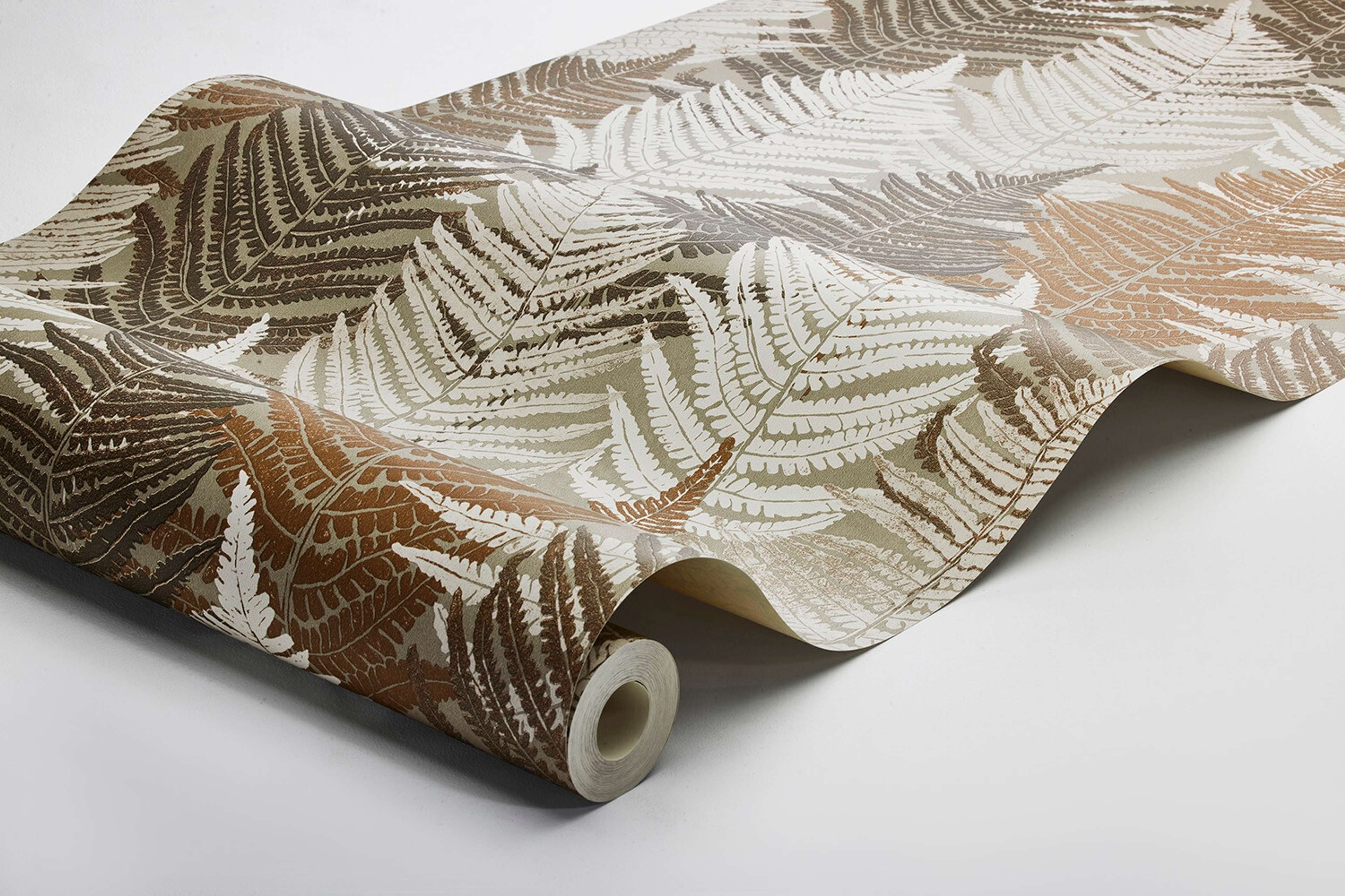Fern Forest tapet med botaniskt mönster i brun. Från kollektionen Woodland. Nonwoven-material med rak passning.