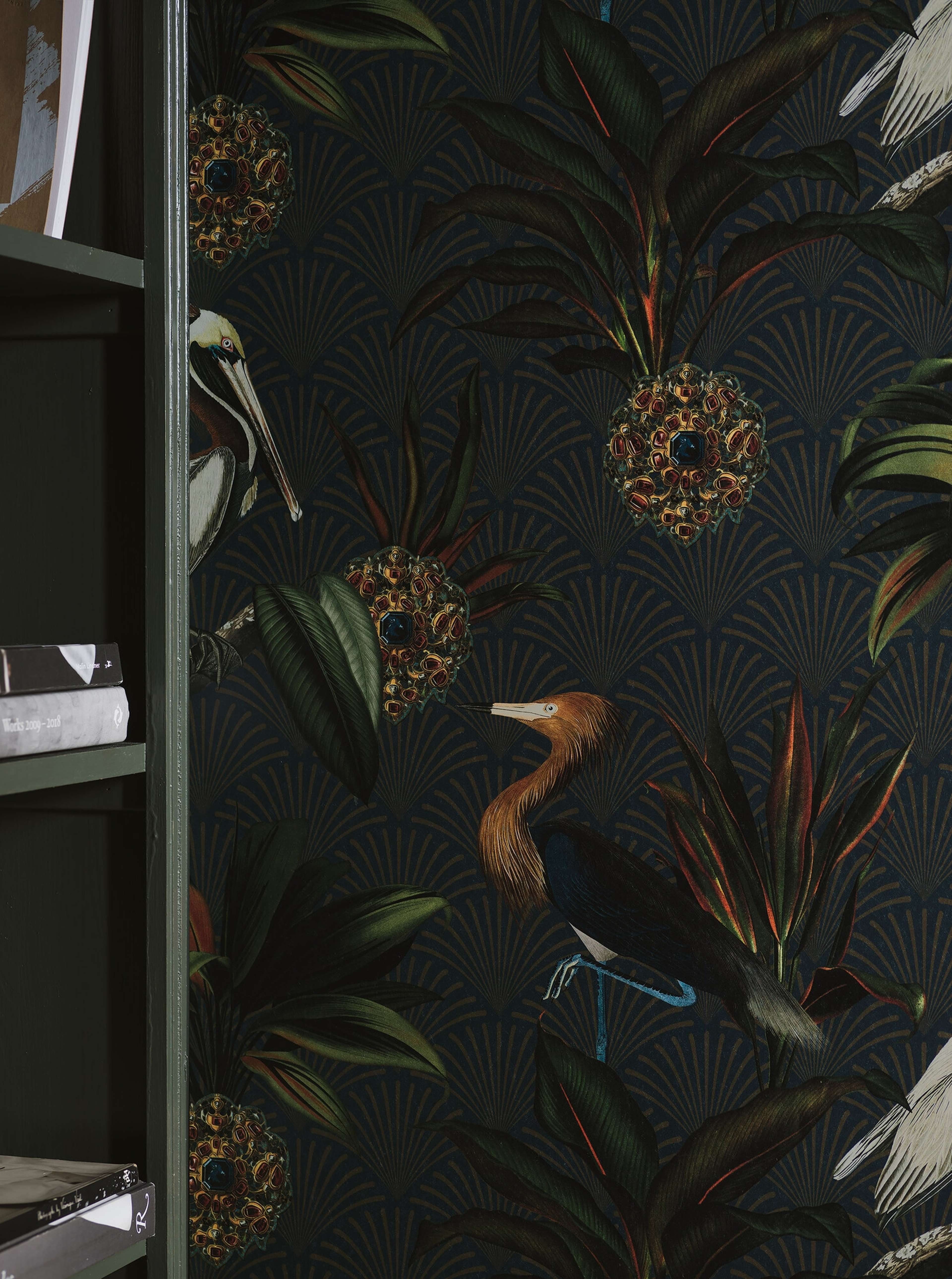 Sapphire Birds tapet med geometriskt, grafiskt mönster i blå. Från kollektionen Treasured. Nonwoven-material med förskjuten passning. Passar i kök, hall och arbetsrum.
