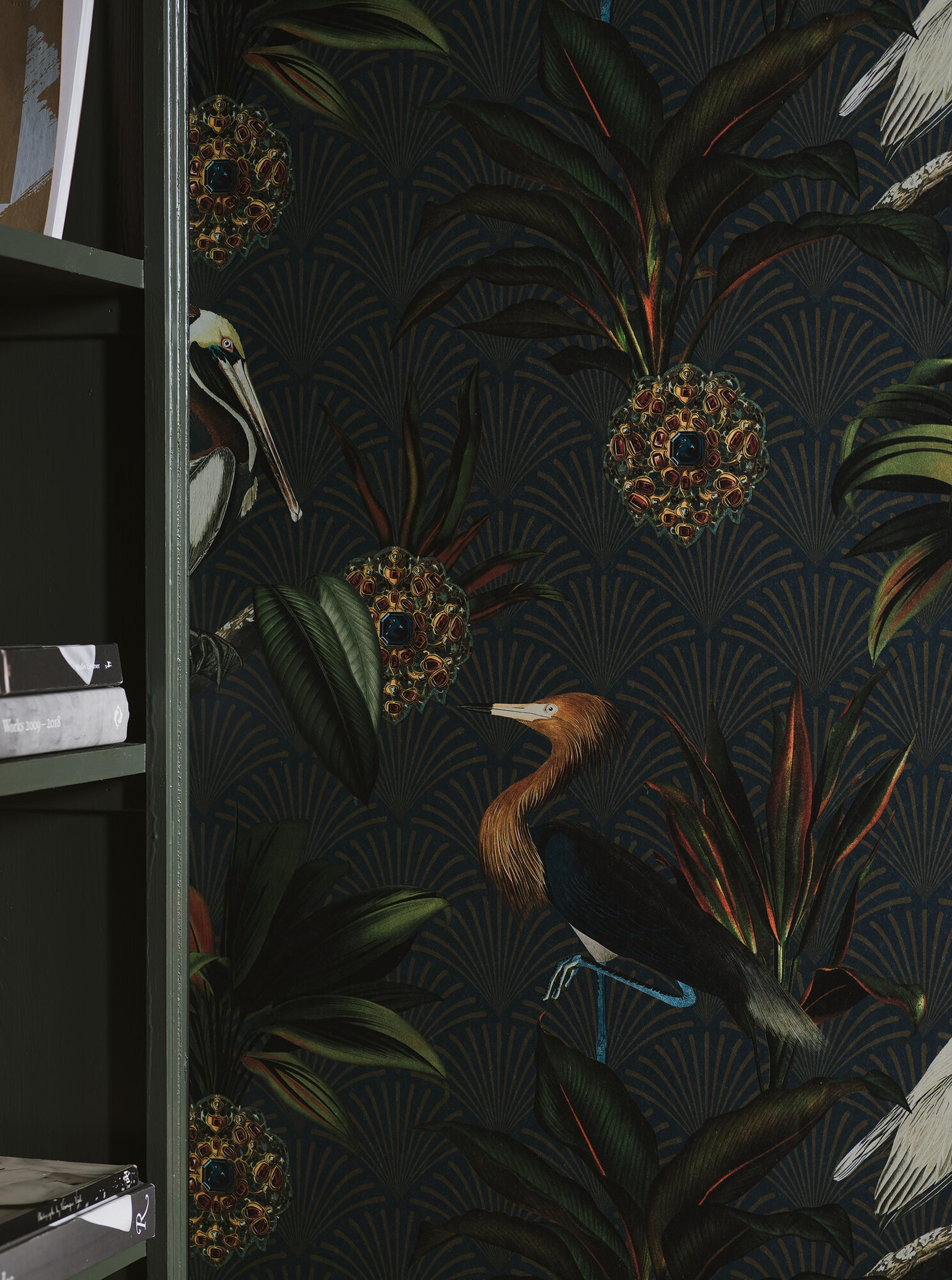 Sapphire Birds tapet med geometriskt, grafiskt mönster i blå. Från kollektionen Treasured. Nonwoven-material med förskjuten passning. Passar i kök, hall och arbetsrum.